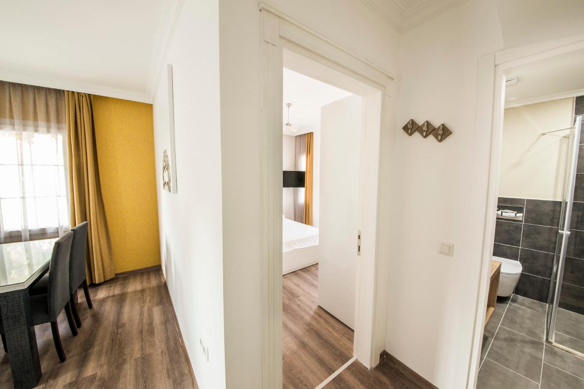 Apartment with Balcony - Photo 4