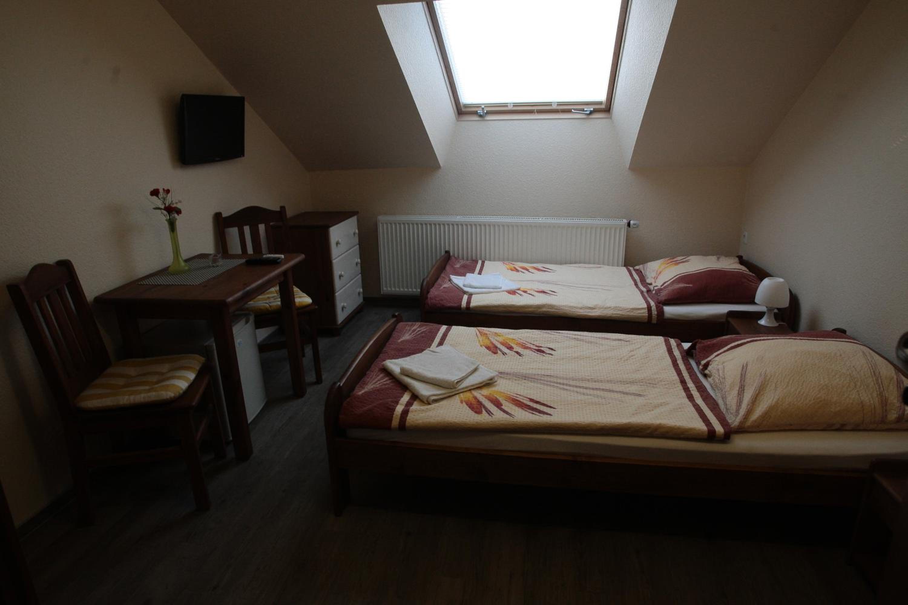 Twin Room with Private Bathroom photo 2