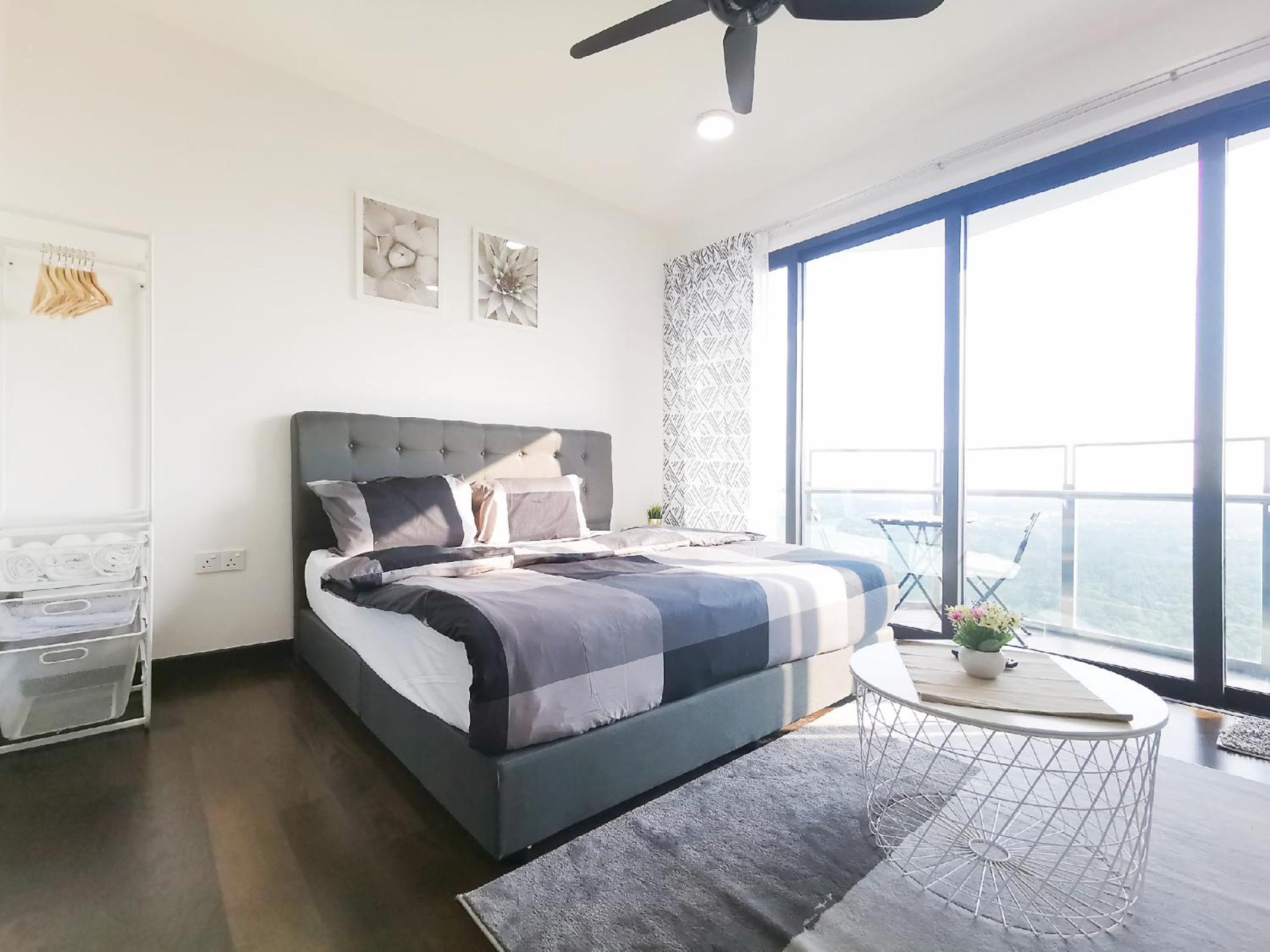 Apartment with Balcony - Photo 2