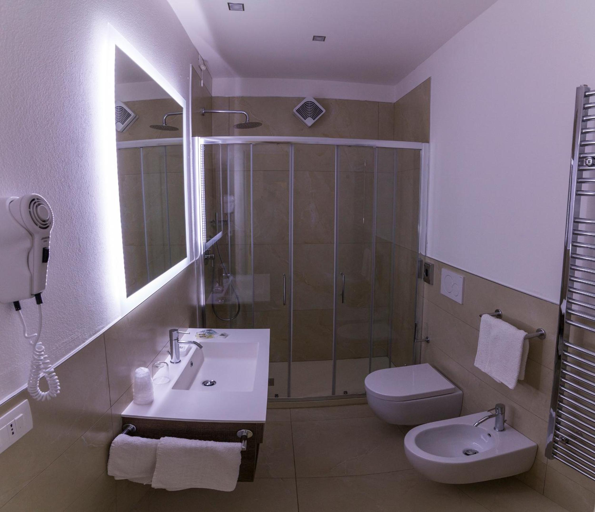 Double or Twin Room - Photo 5