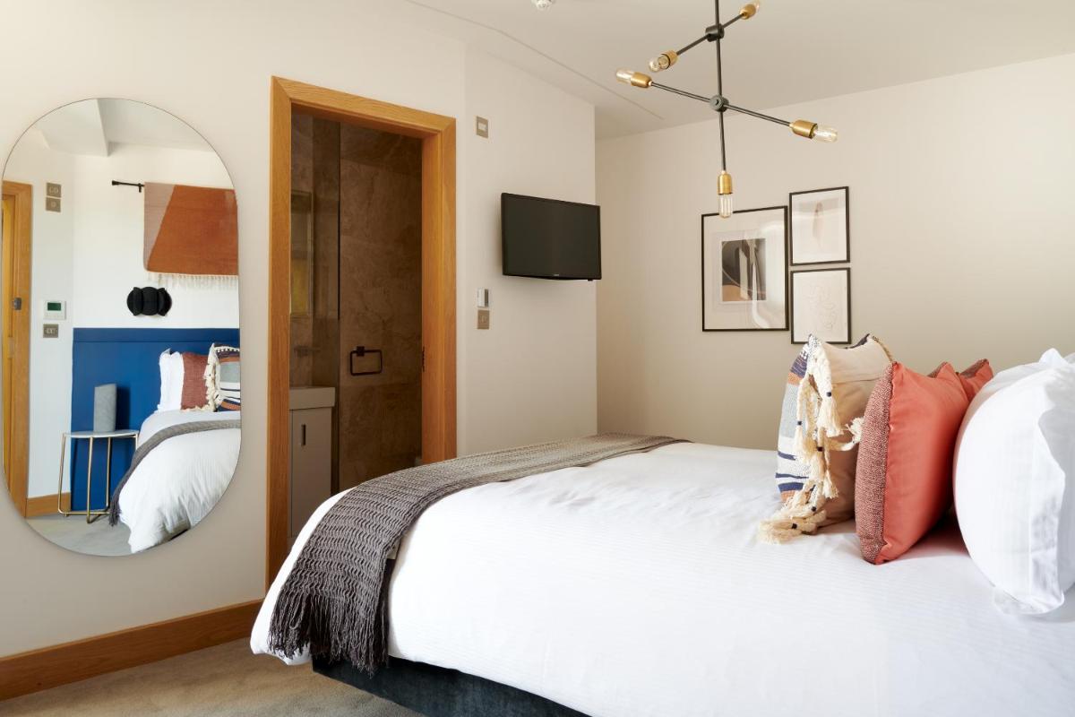 Queen Room photo 2