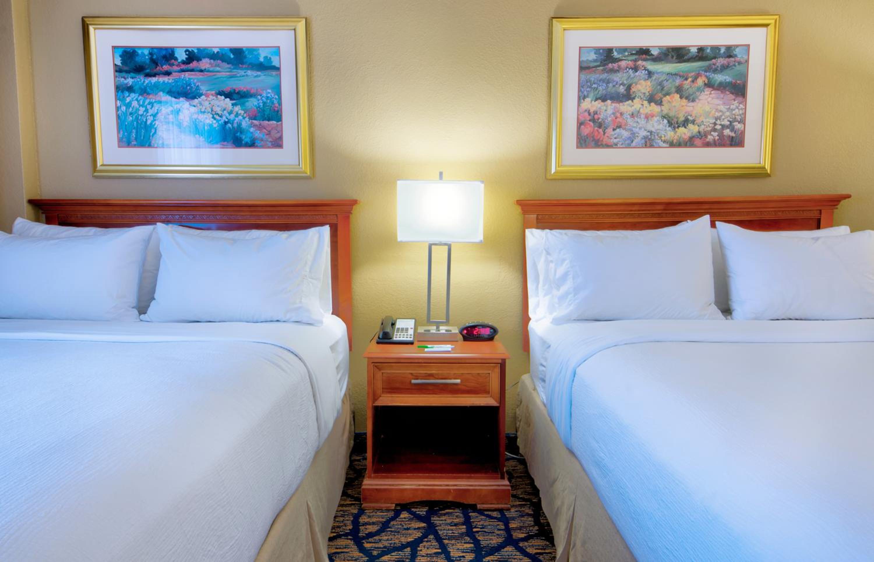 Premium Queen Room with Two Queen Beds photo 3