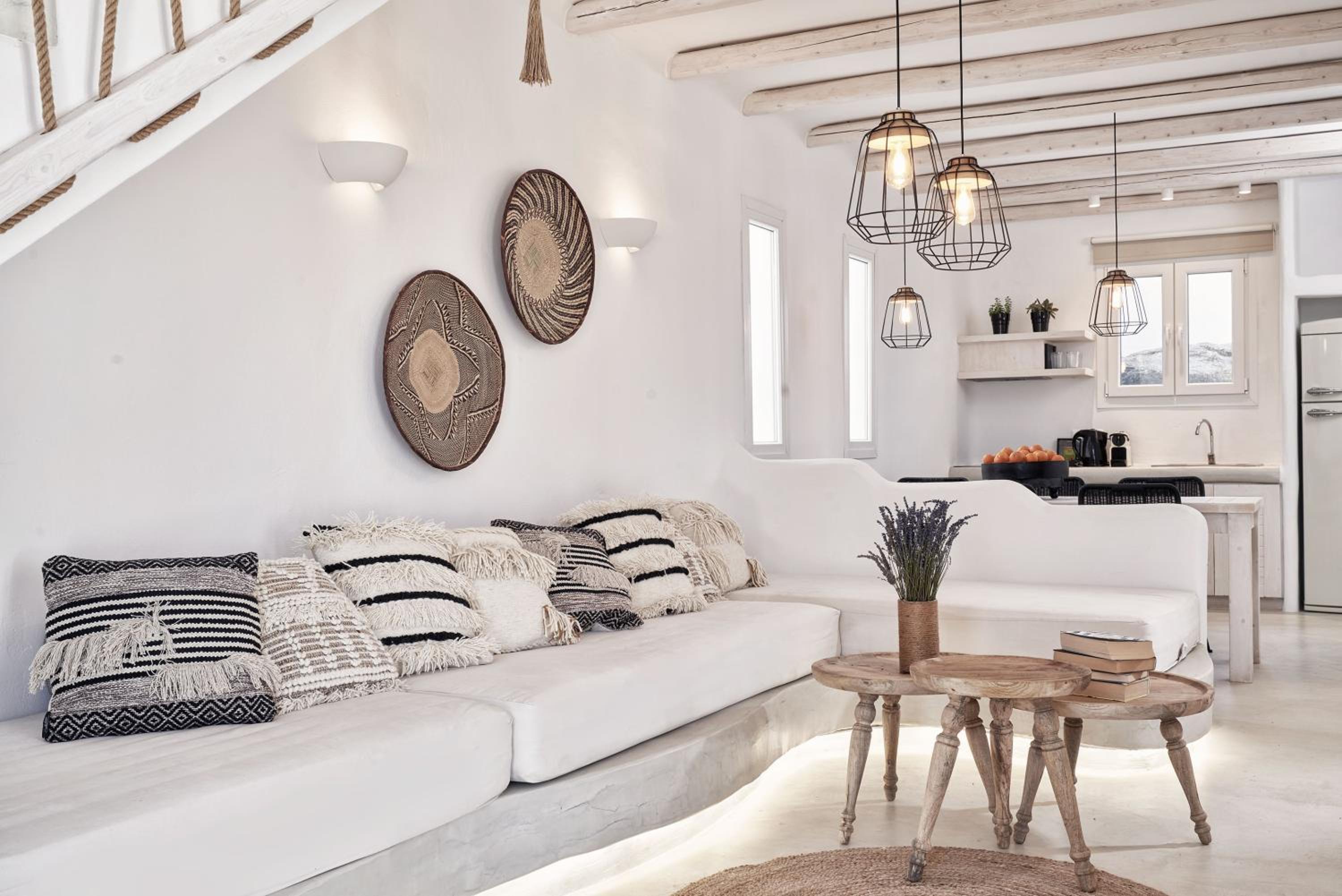 Villa Elegante de Tres Dormitorios con Vista al Mar y Piscina Privada