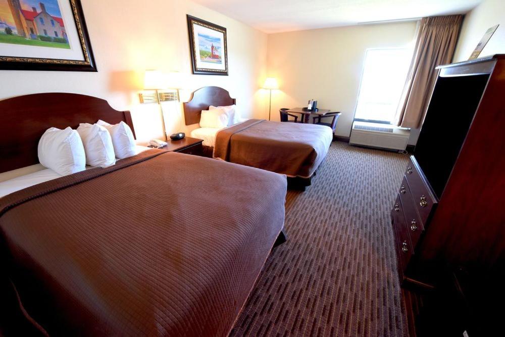Double Room with Two Double Beds - Photo 2