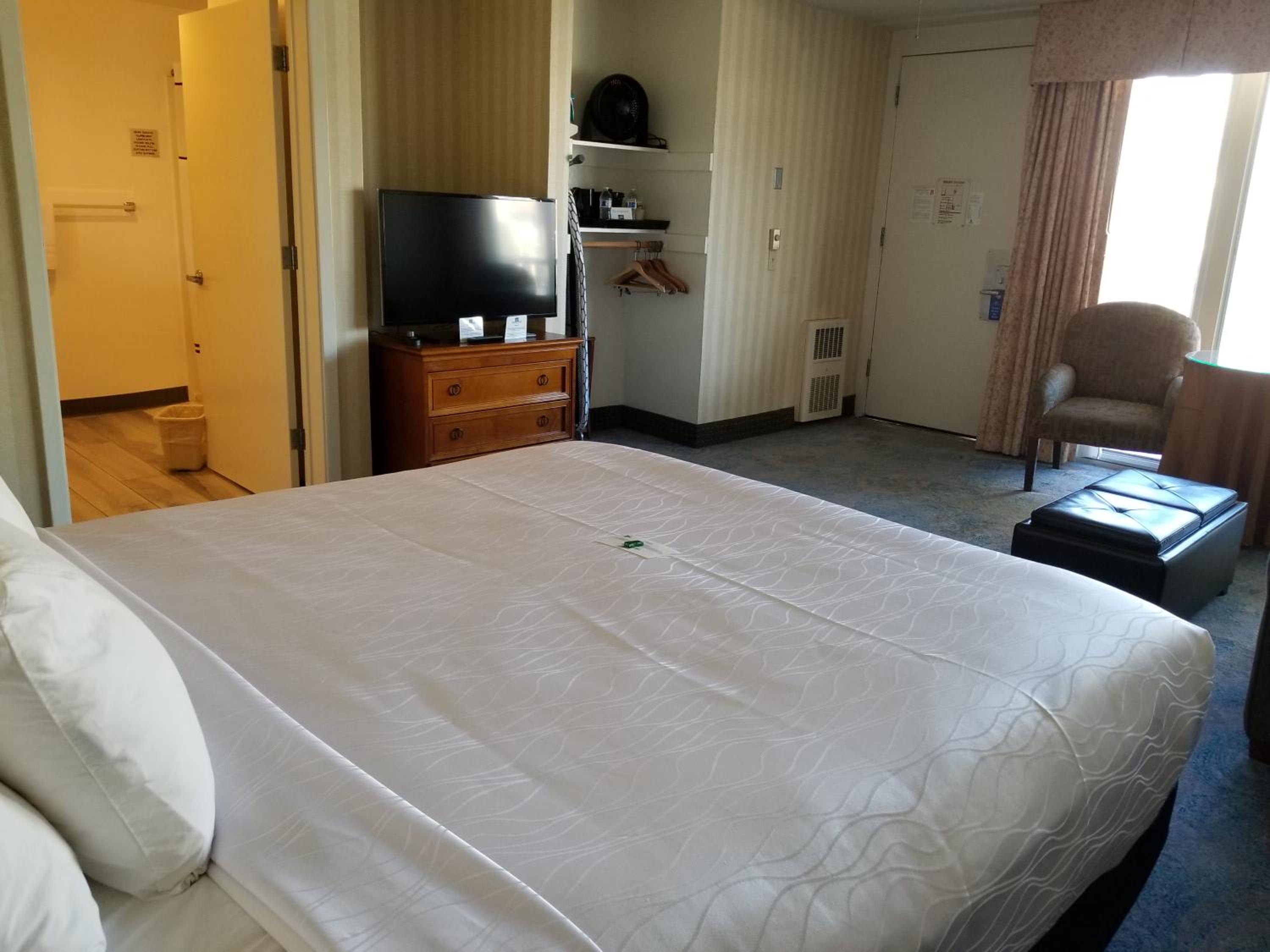 King Room with Roll-In Shower - Disability Access - Photo 1