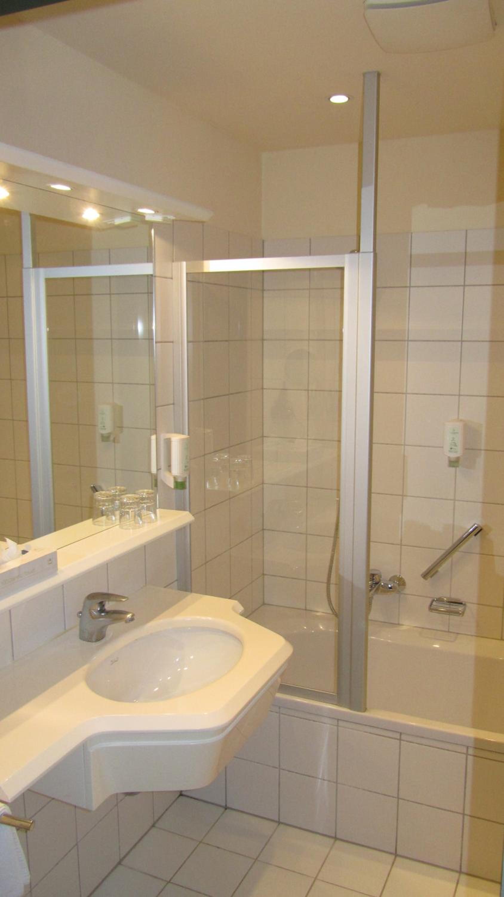 Deluxe Double Room with Balcony - Photo 4