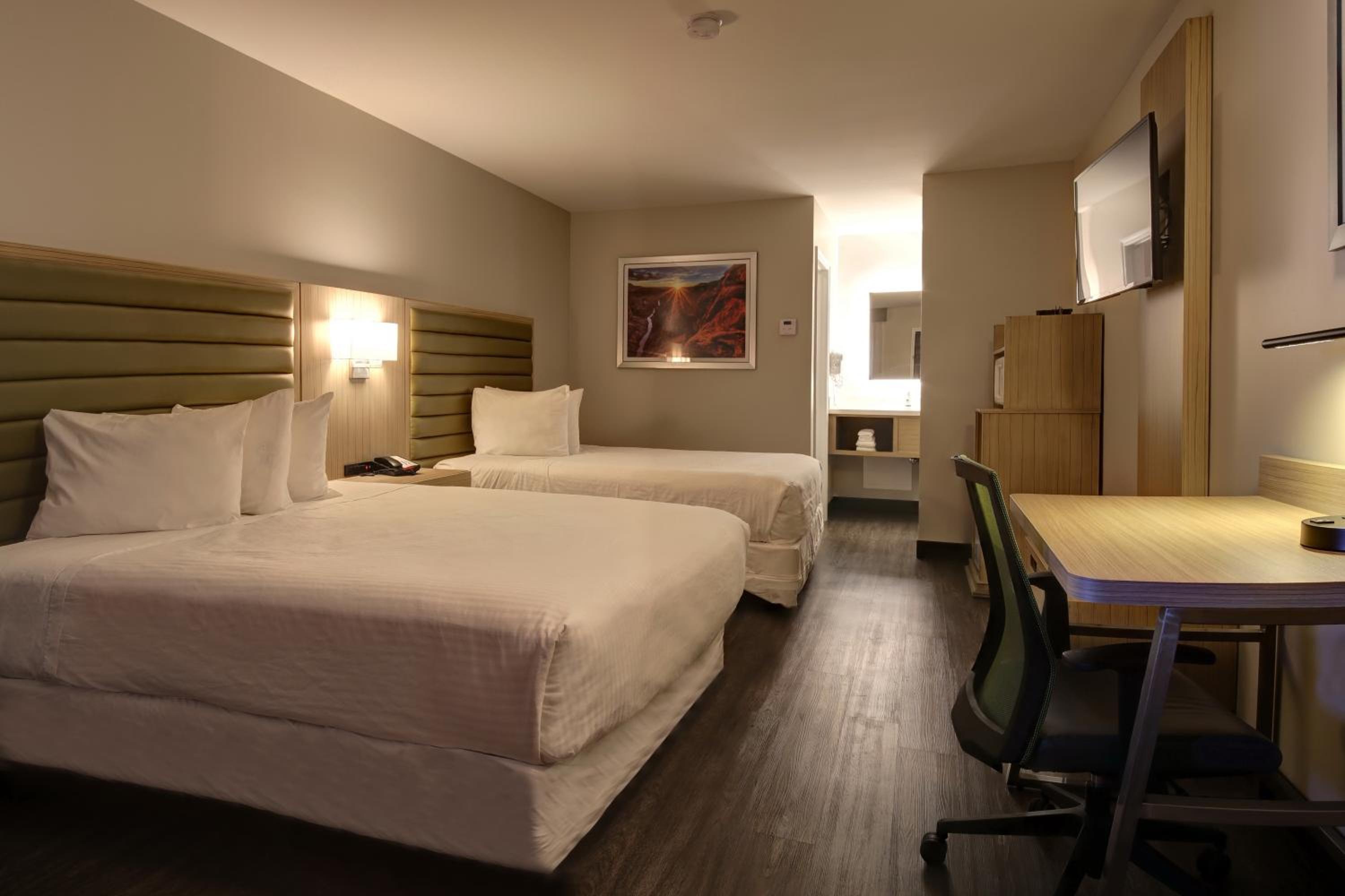Queen Room with Two Queen Beds - Photo 4