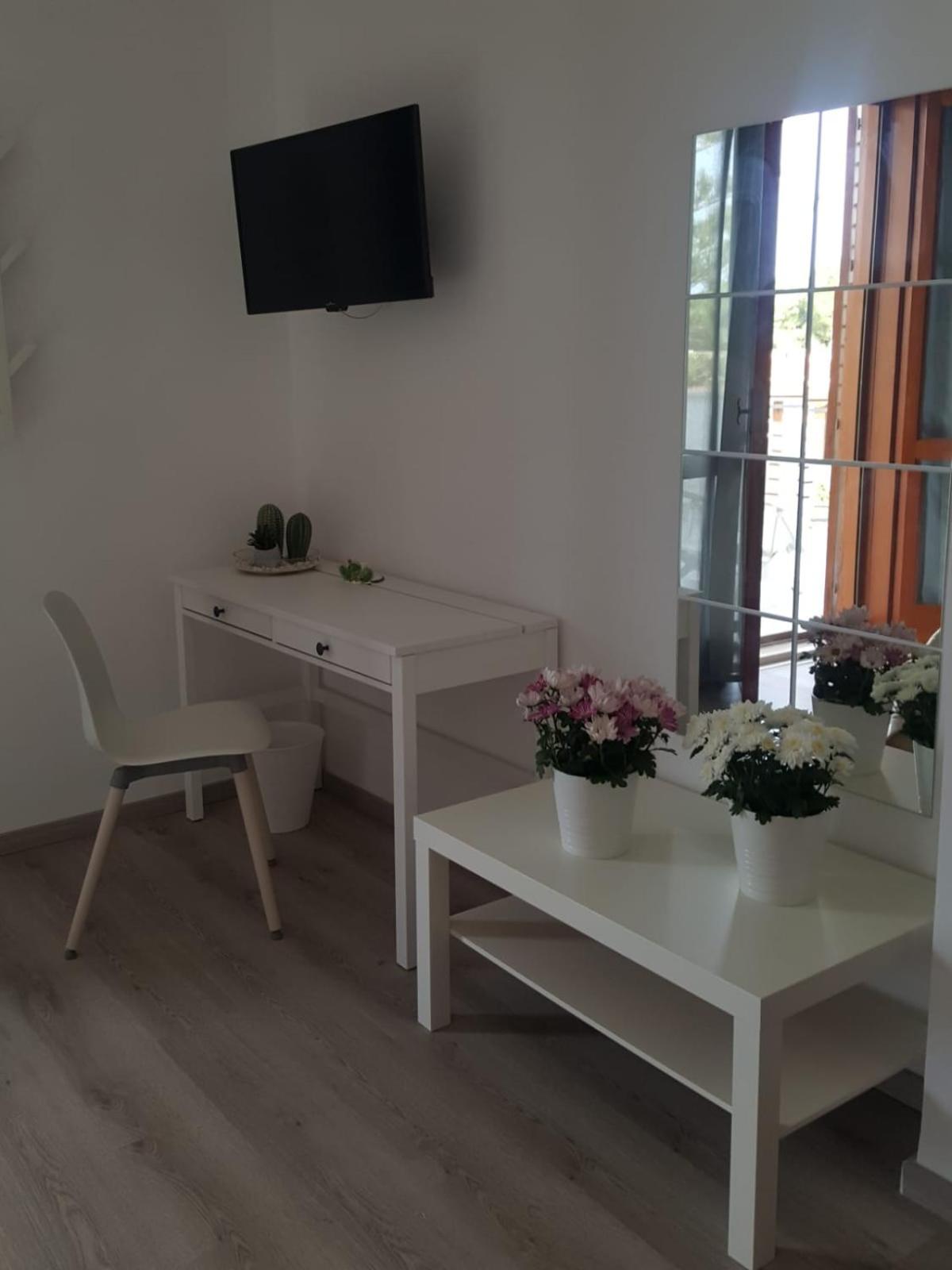 Deluxe Double Room with Balcony and Sea View photo 3