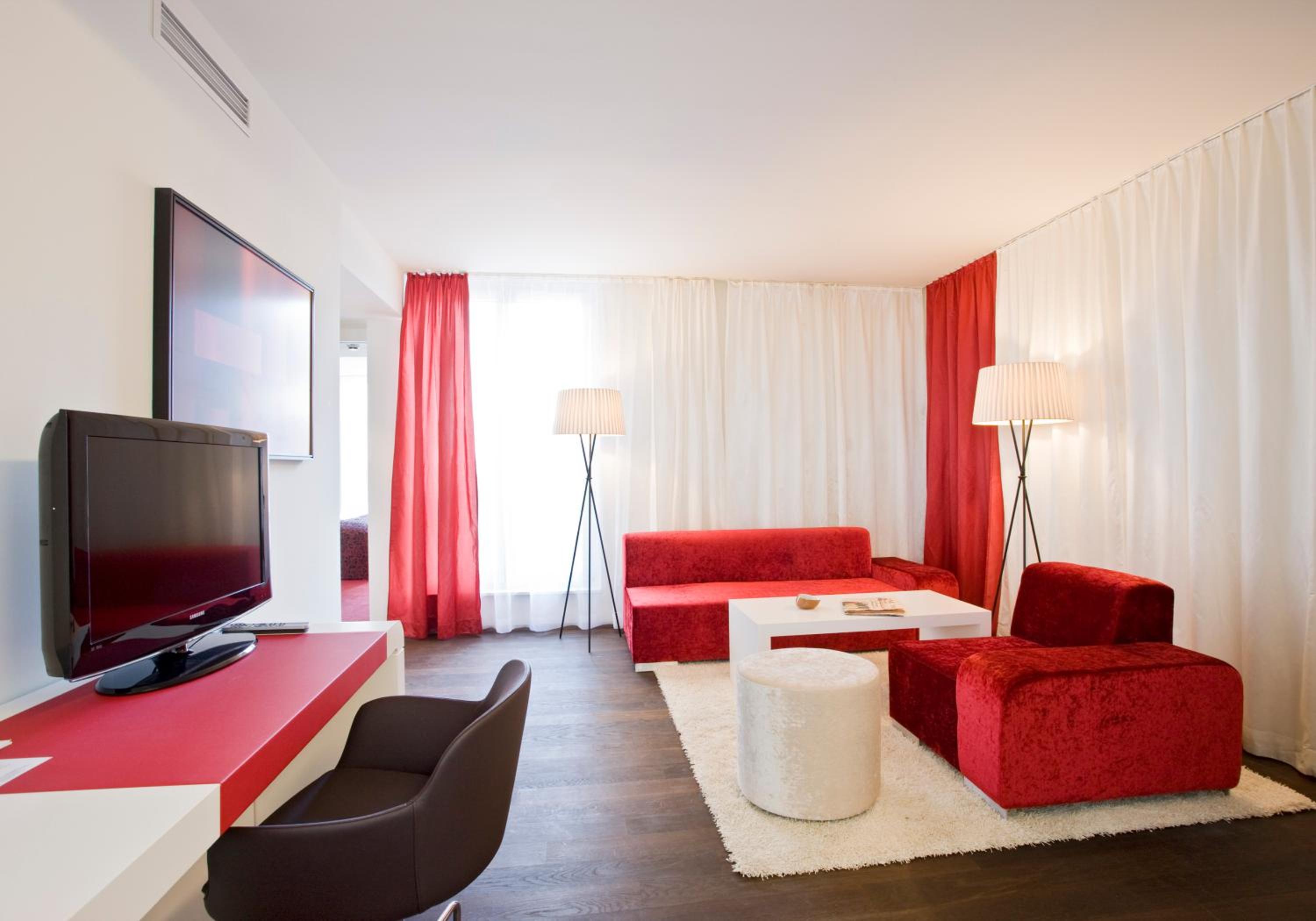 Senior Suite (with access to Rooftop Lounge) - Photo 8