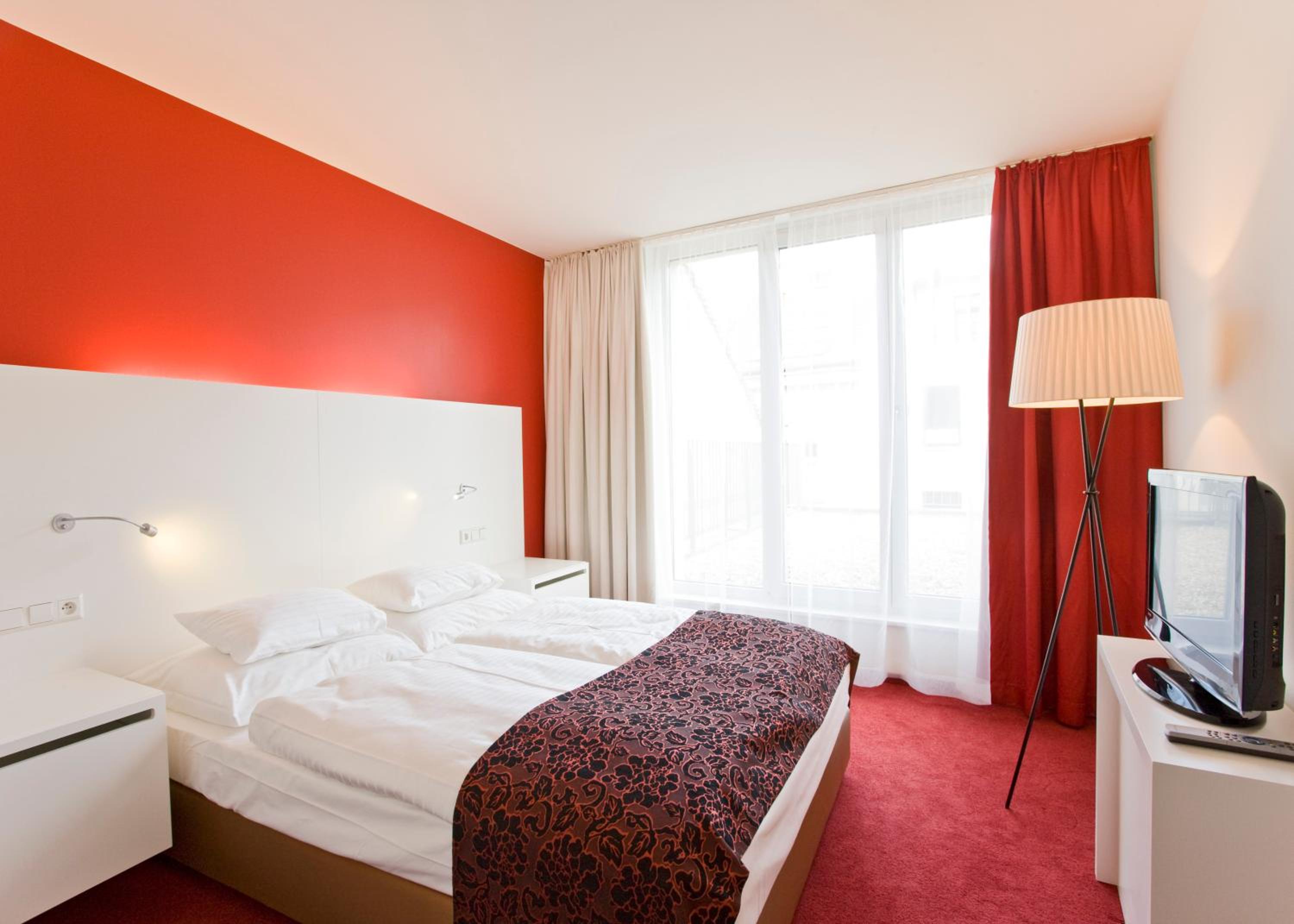 Senior Suite (with access to Rooftop Lounge) - Photo 9