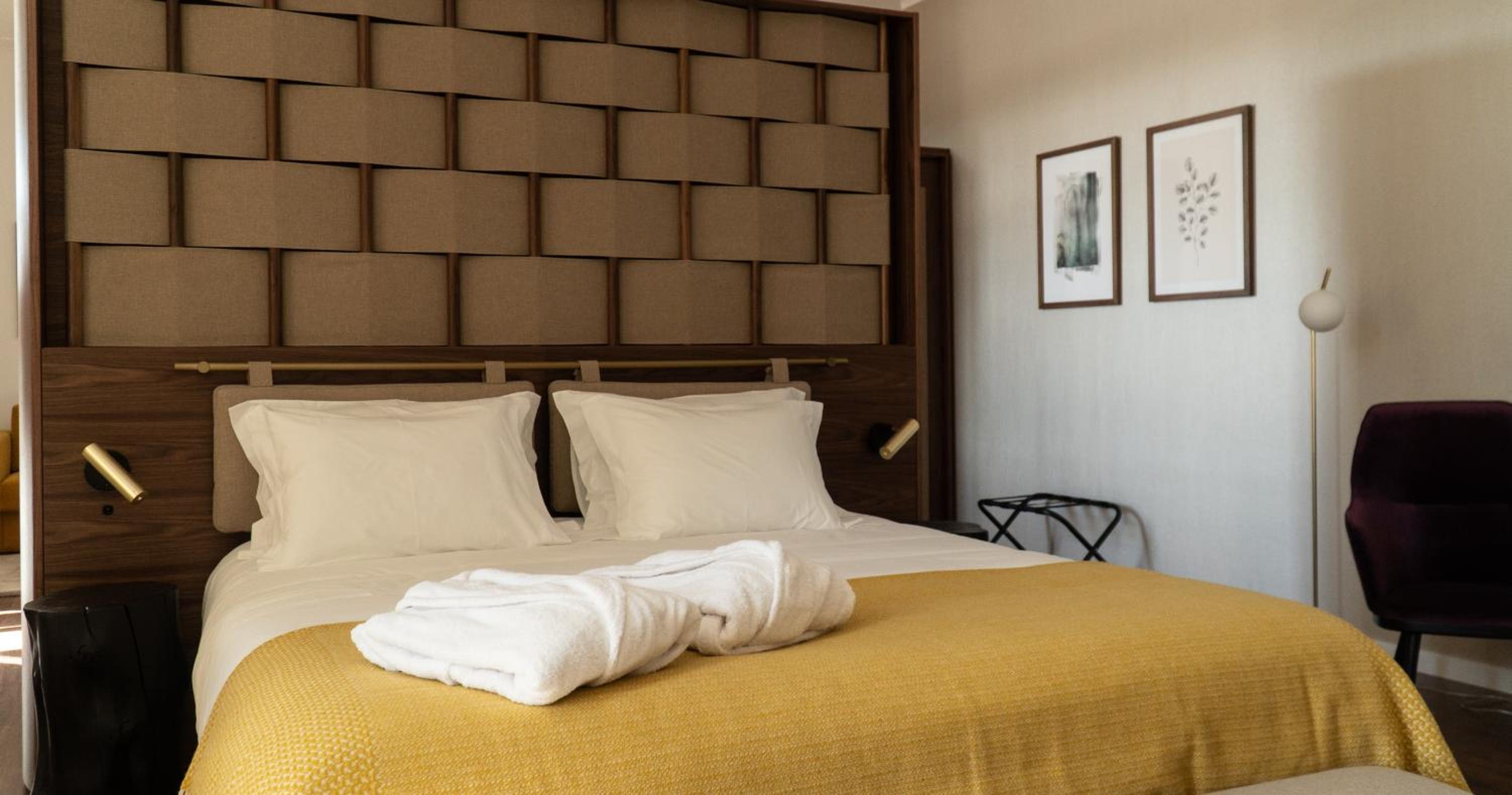 Suite with Pool View - Photo 15