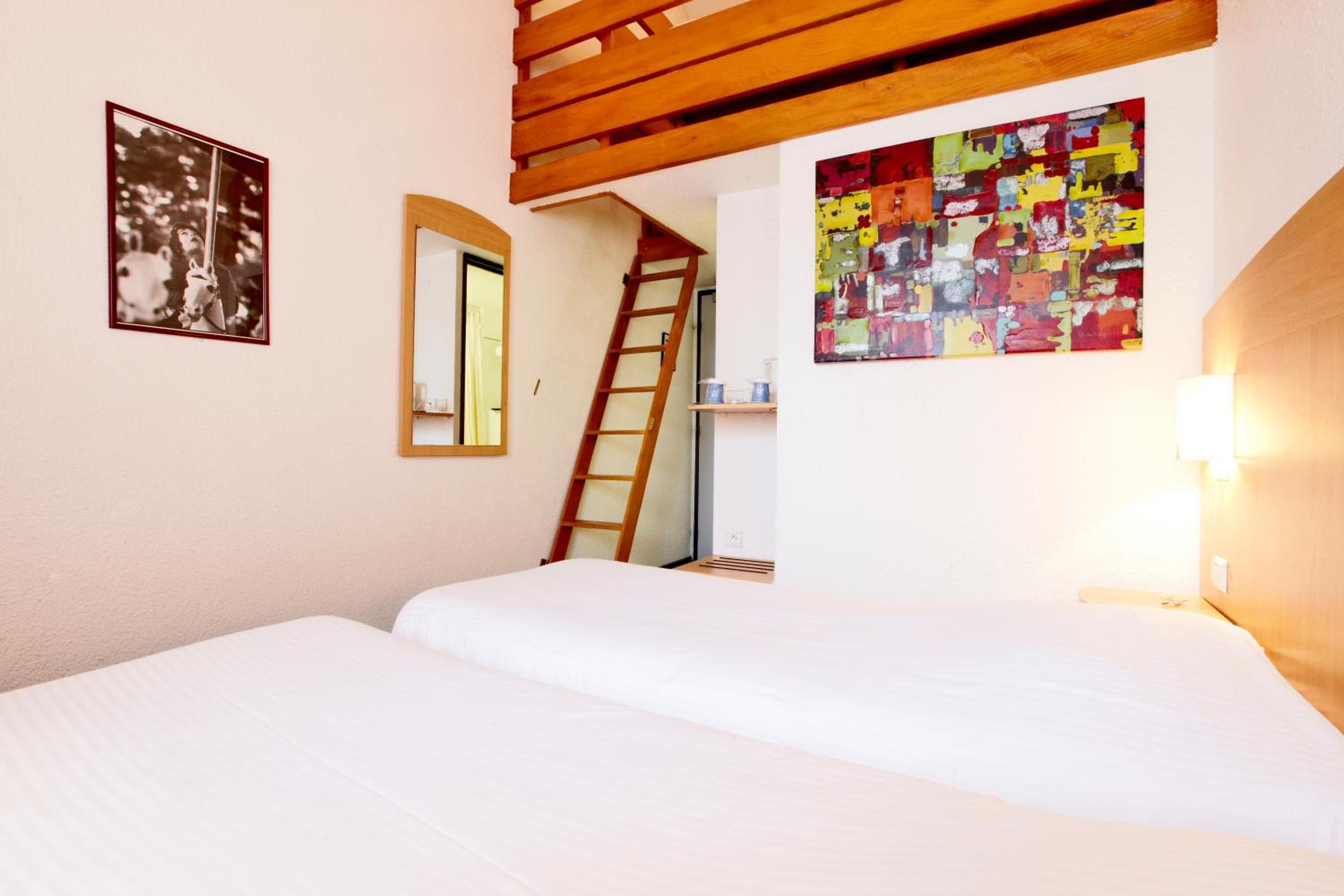 Triple Room with 3 Singles Beds - Photo 1
