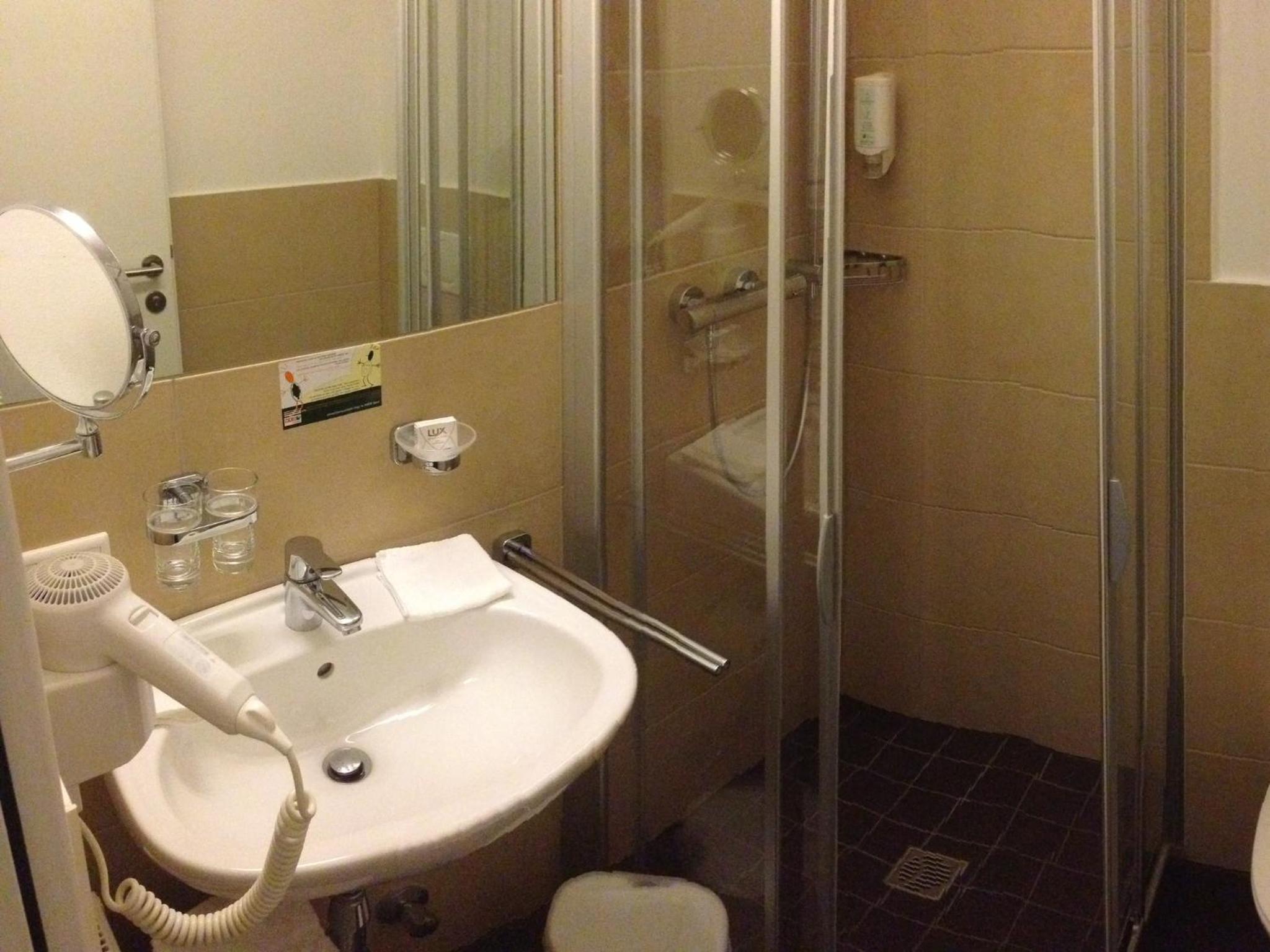 Standard Double Room - Photo 7