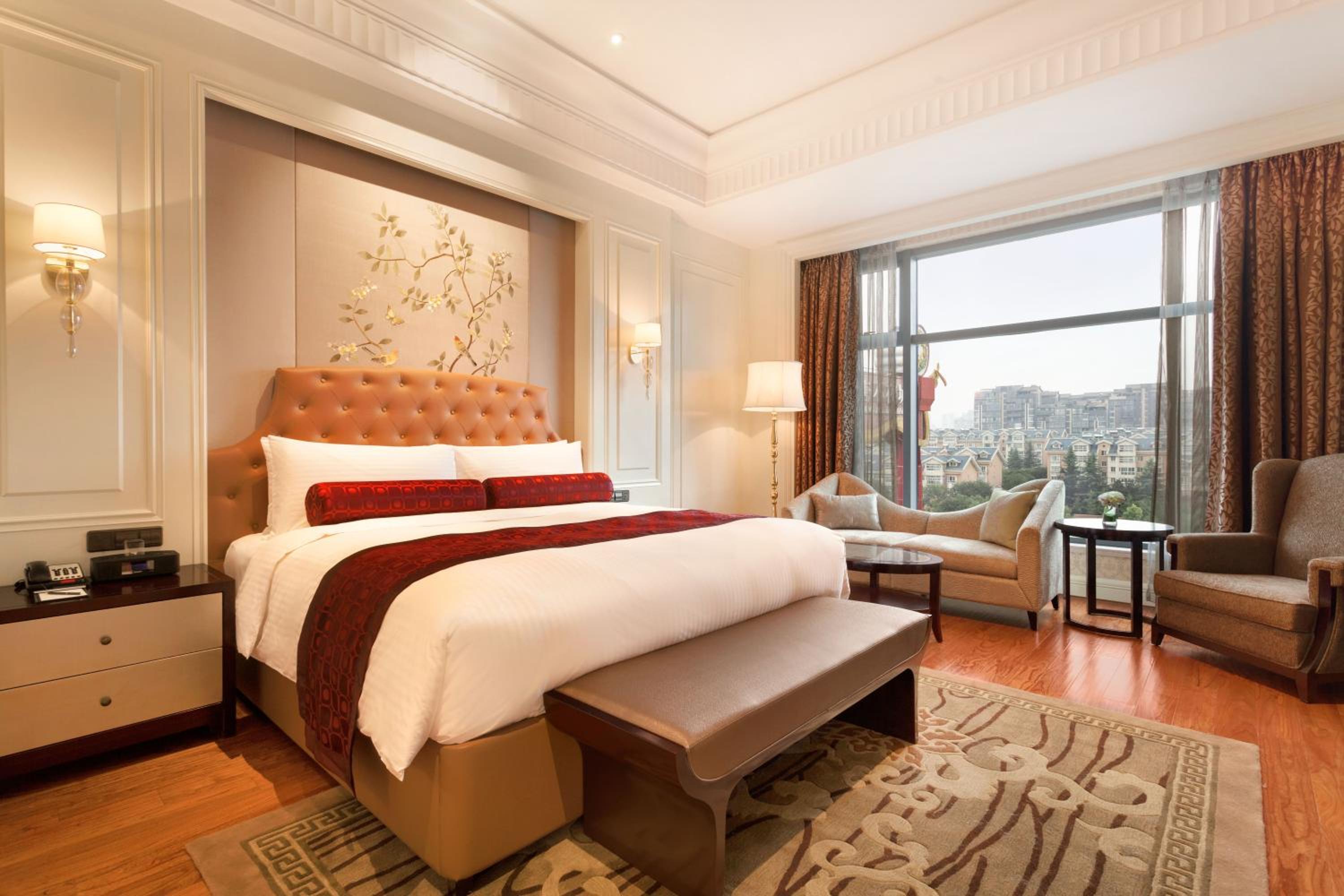 Deluxe King Suite