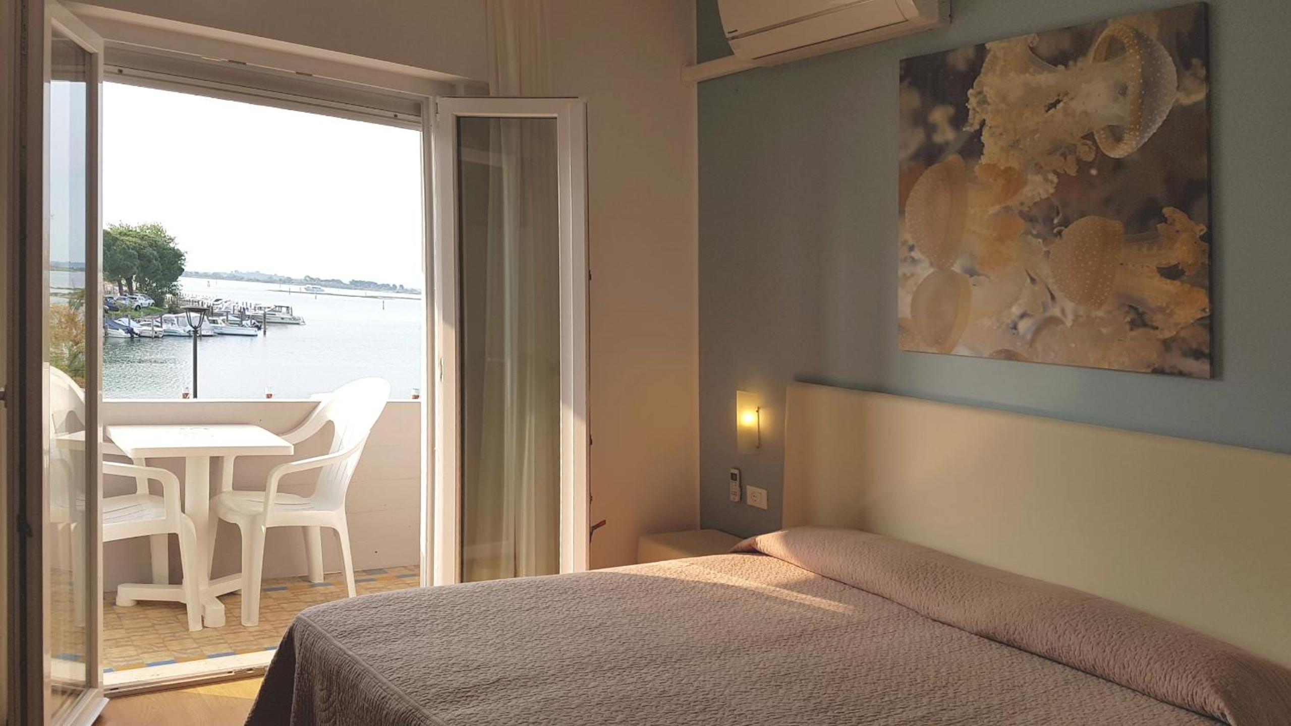 Double or Twin Room with Balcony and Lagoon View photo 2