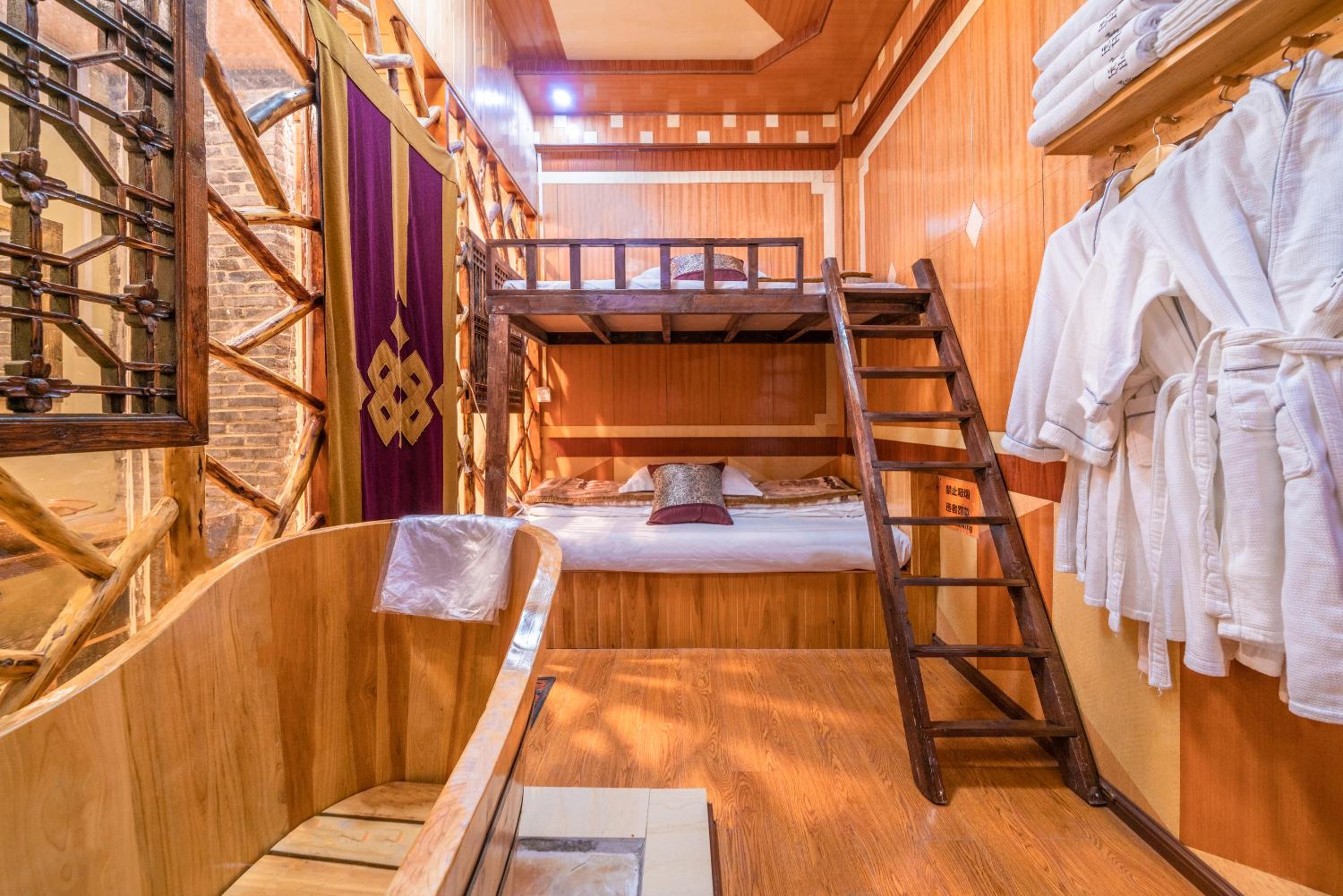 Deluxe Family Suite photo 1