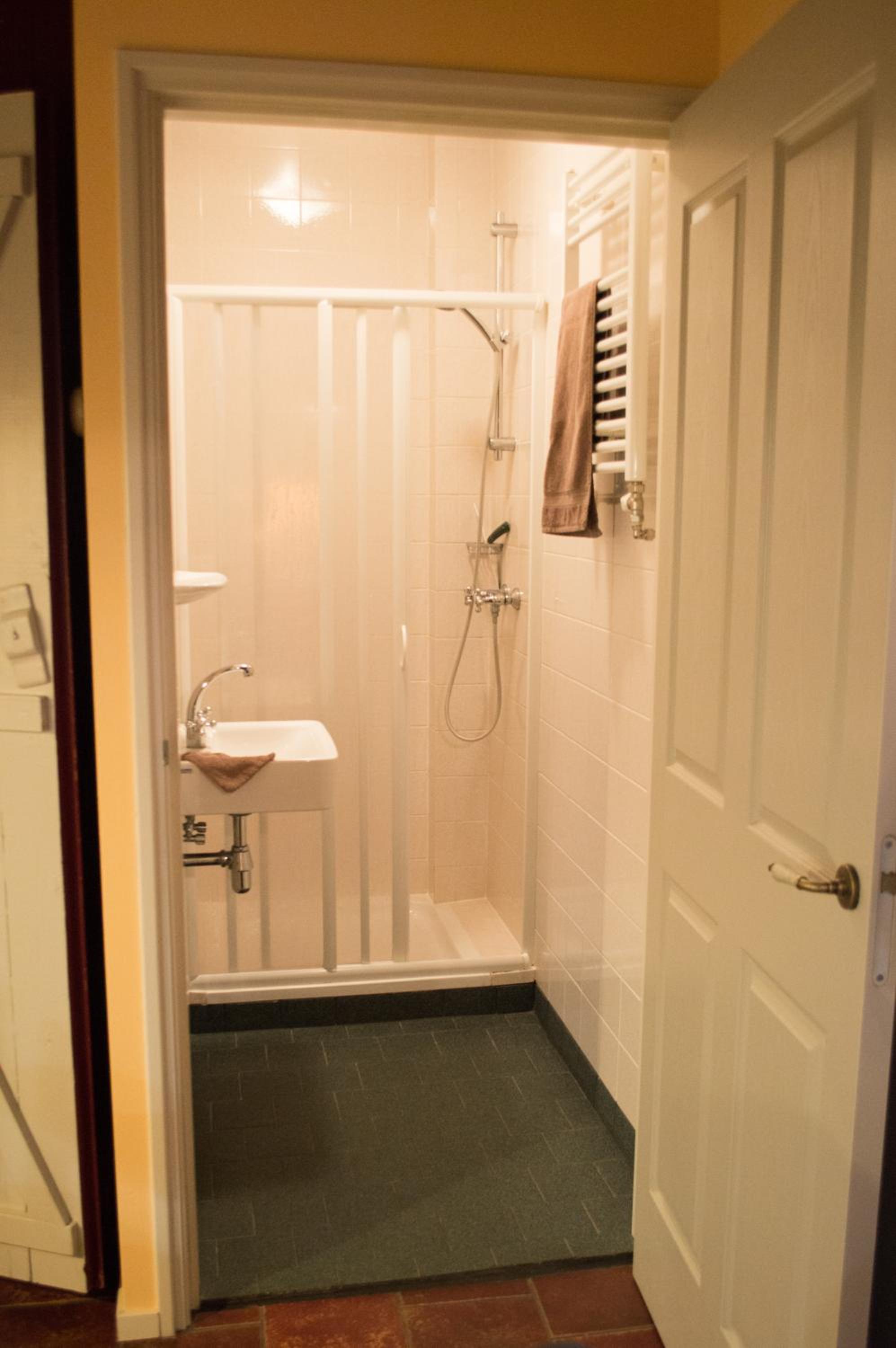One-Bedroom Apartment - Photo 2