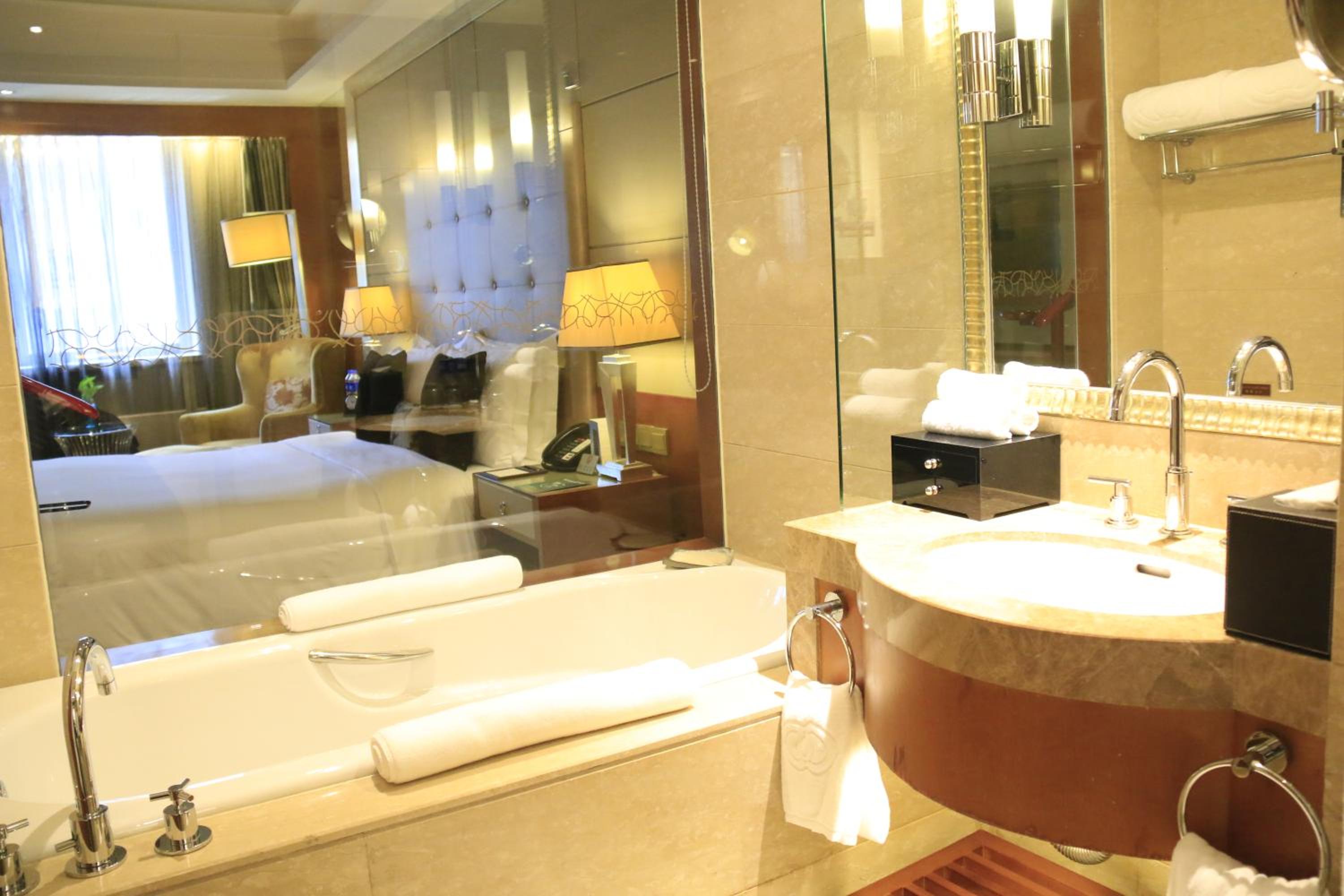Superior Room with King Bed - Photo 2