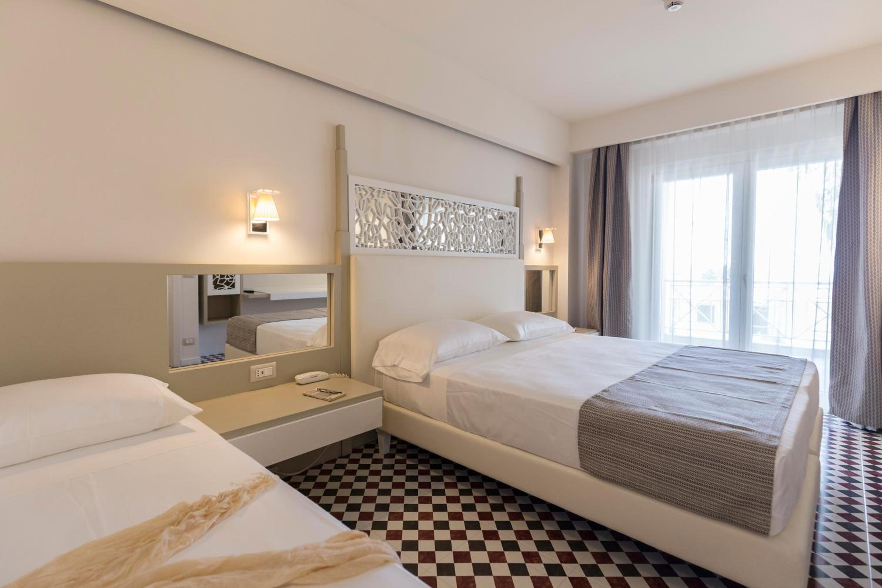 Deluxe Junior Suite - Photo 1