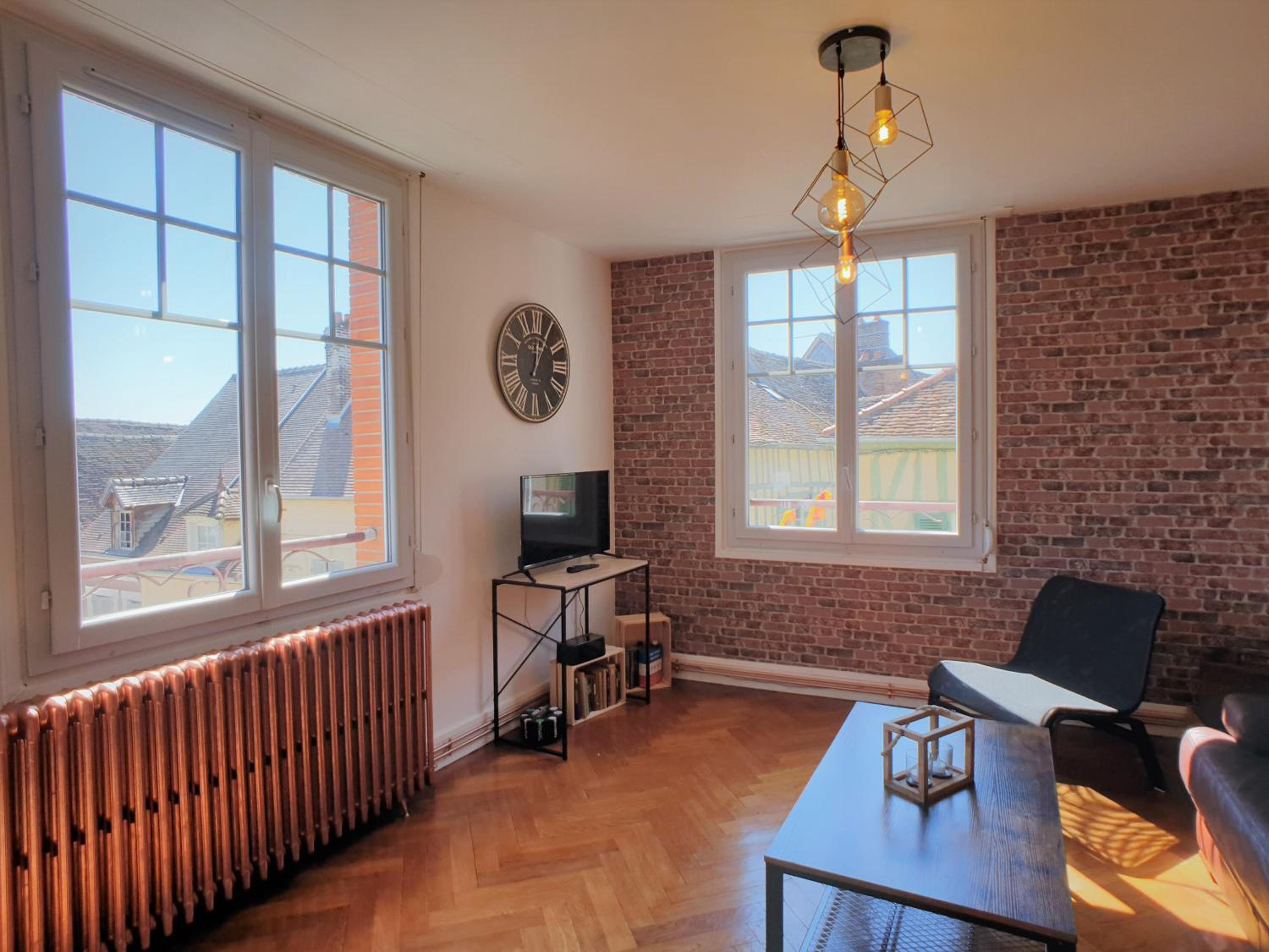 One-Bedroom Apartment - Photo 3