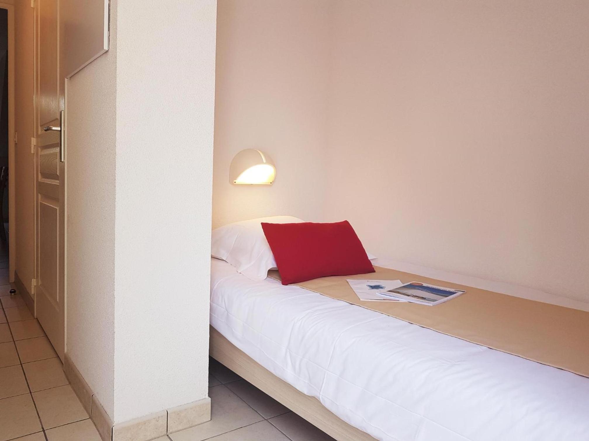 Two-Bedroom Apartment (5-7 adults) with Swimming Pool View photo 3