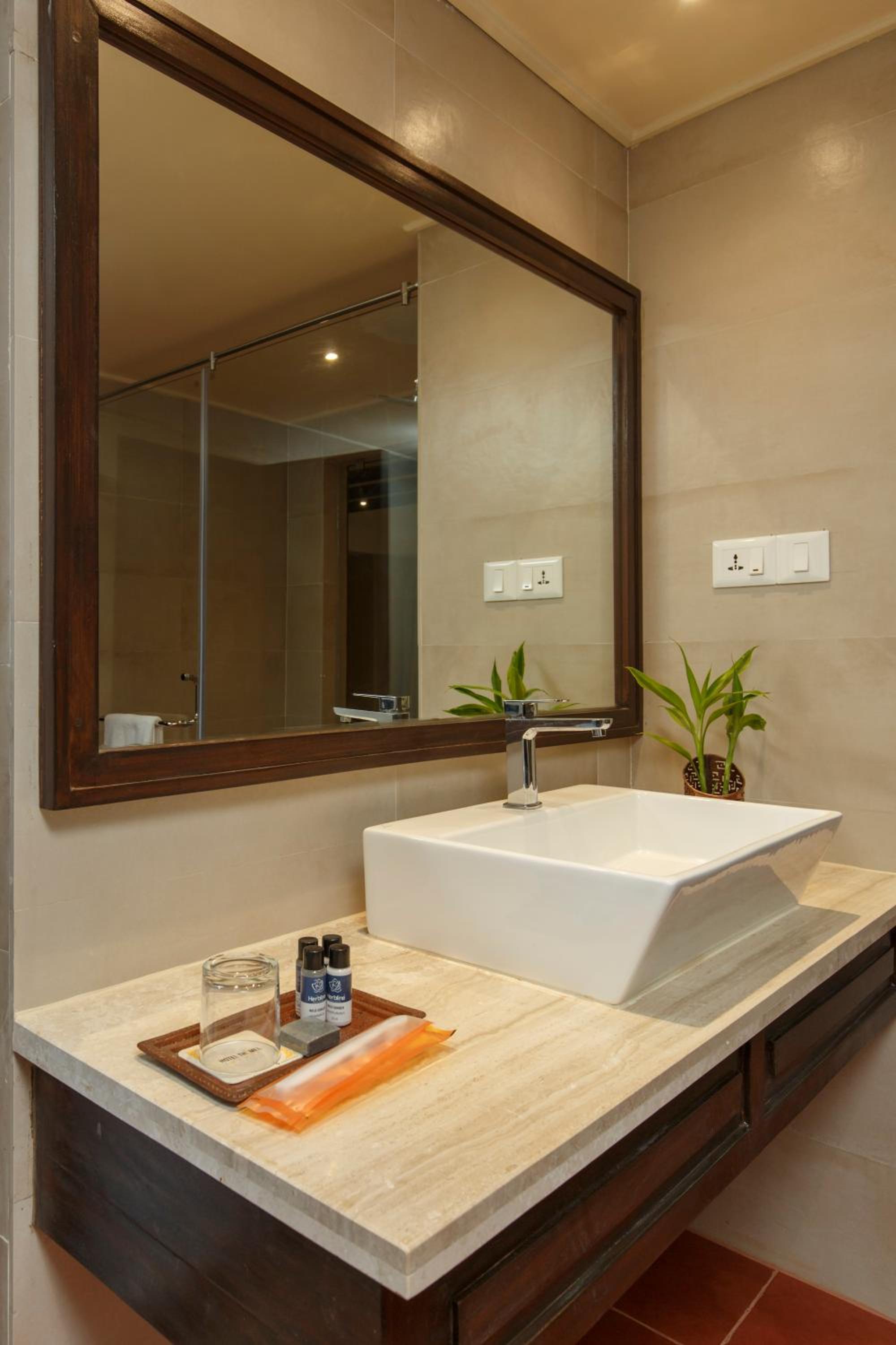 Deluxe Double or Twin Room  15% food and beverage discount - Photo 9