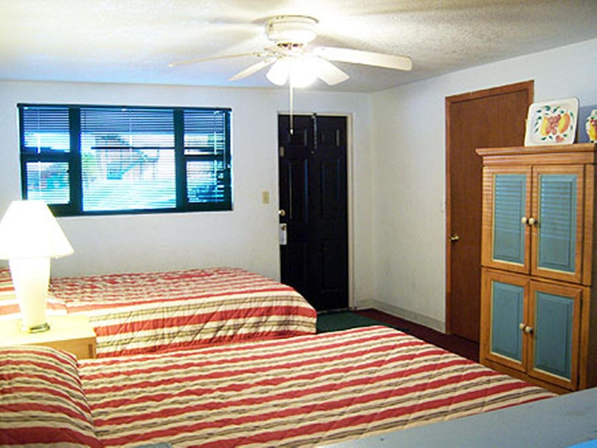 Standard Room with Two Double Beds - Photo 2