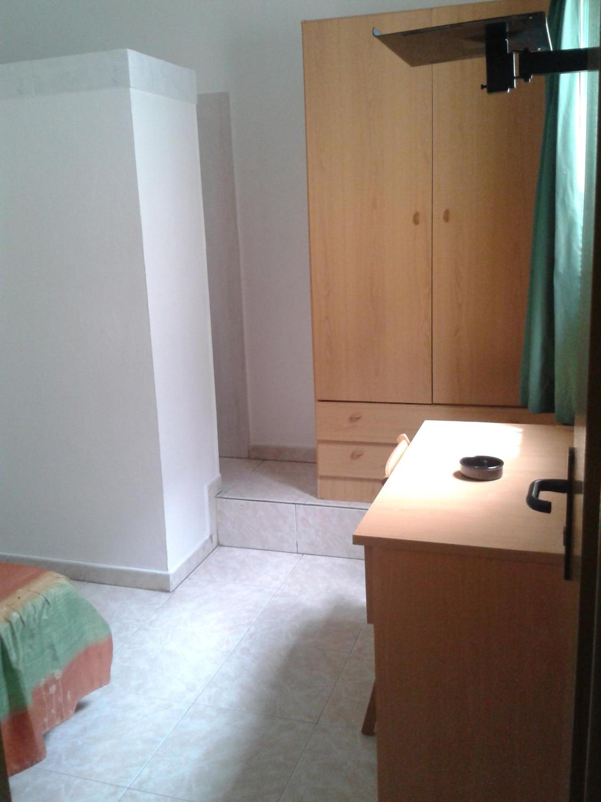 Twin Room with Private Bathroom photo 2
