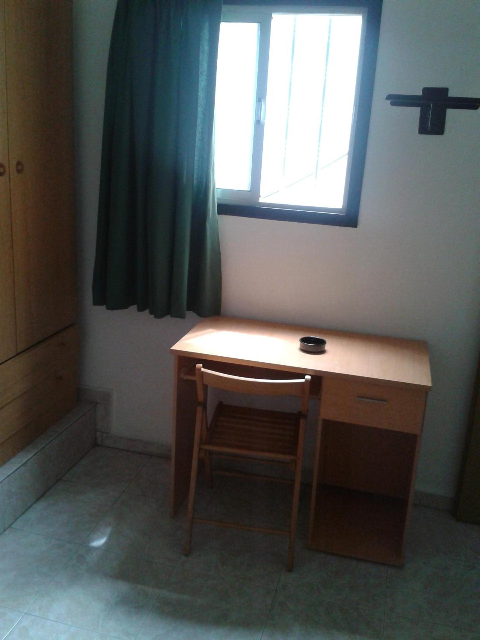 Twin Room with Private Bathroom photo 3