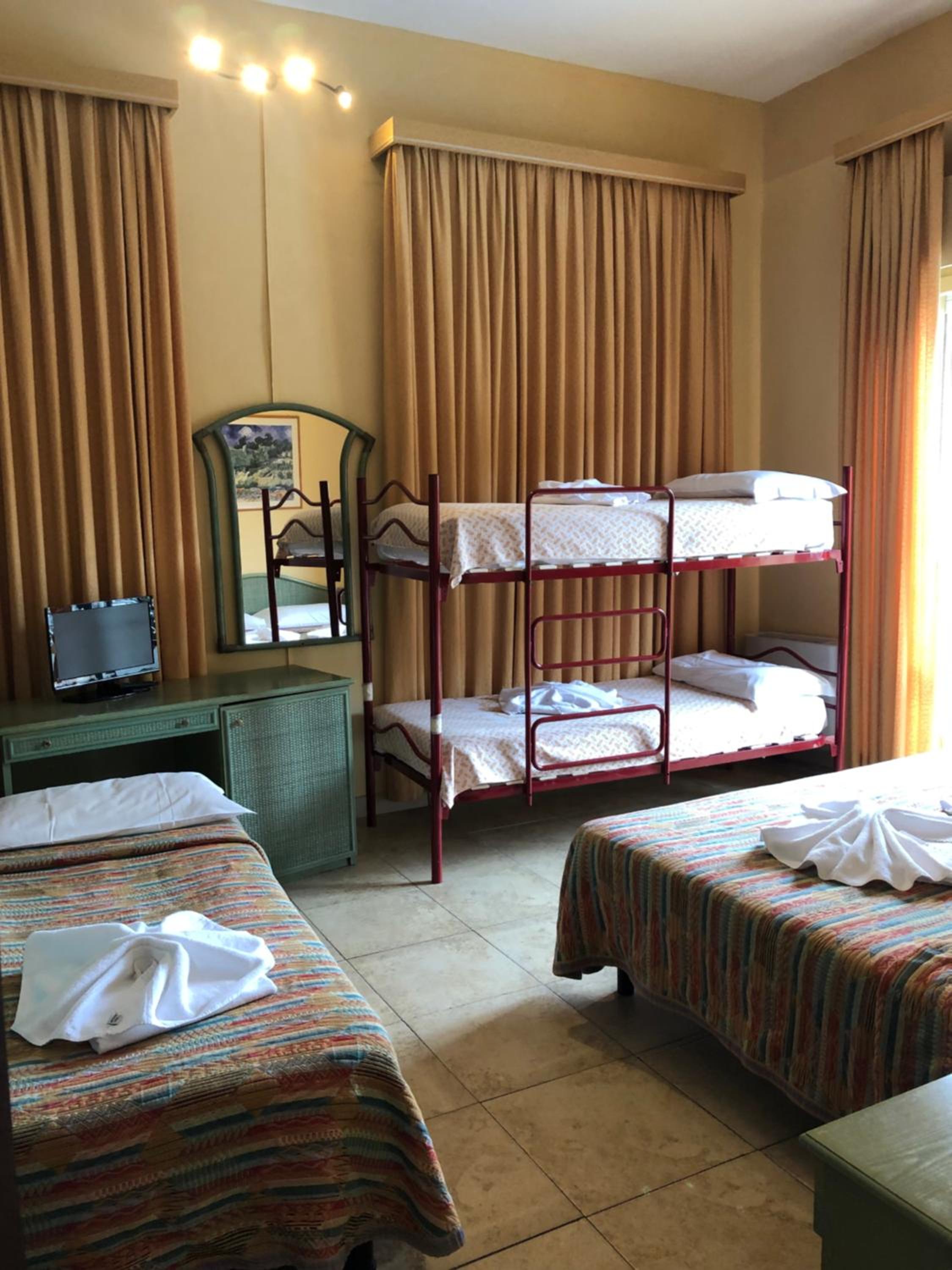 Quadruple Room with Balcony and Sea View - Photo 4
