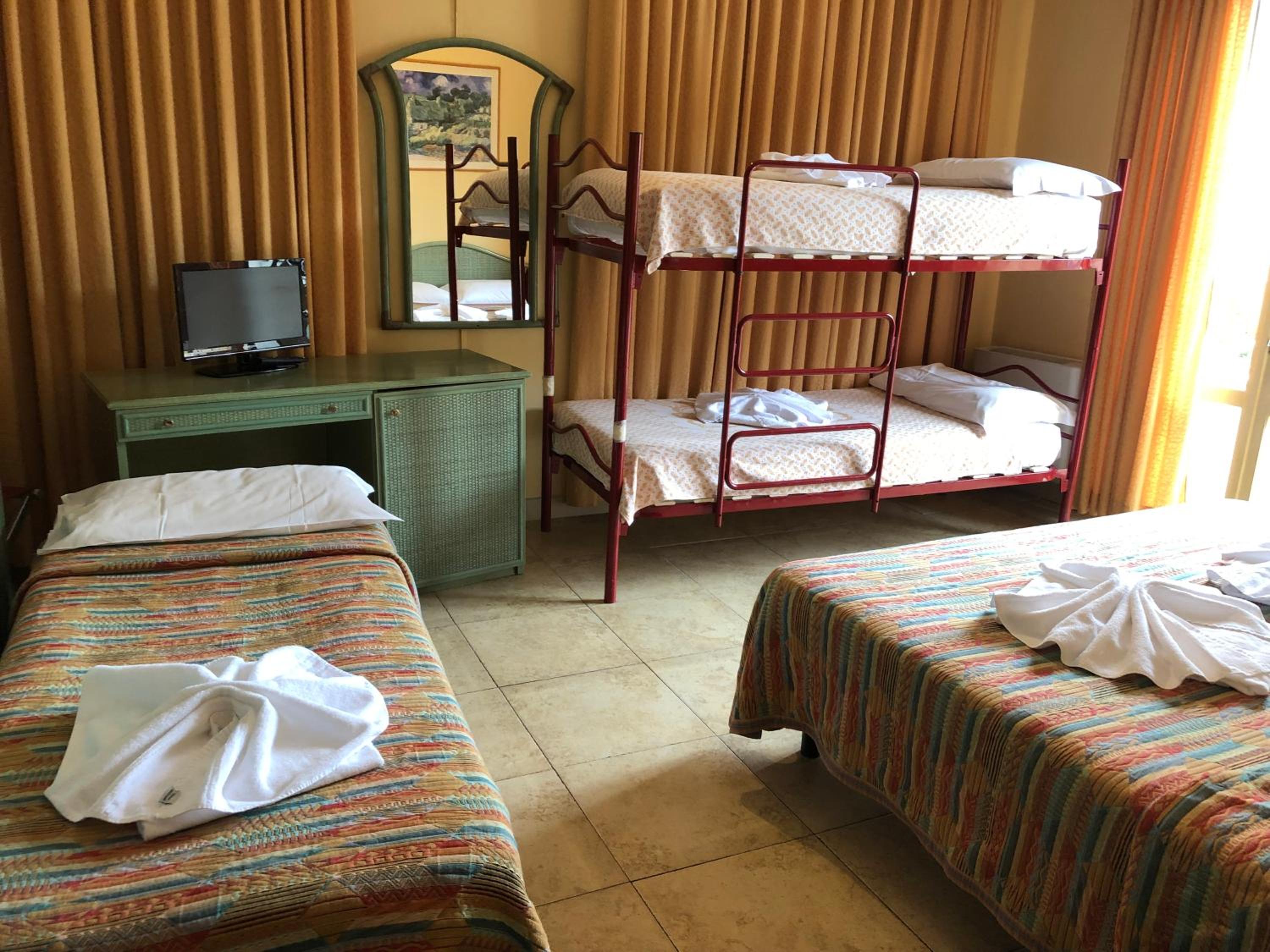 Quadruple Room with Balcony and Sea View - Photo 3