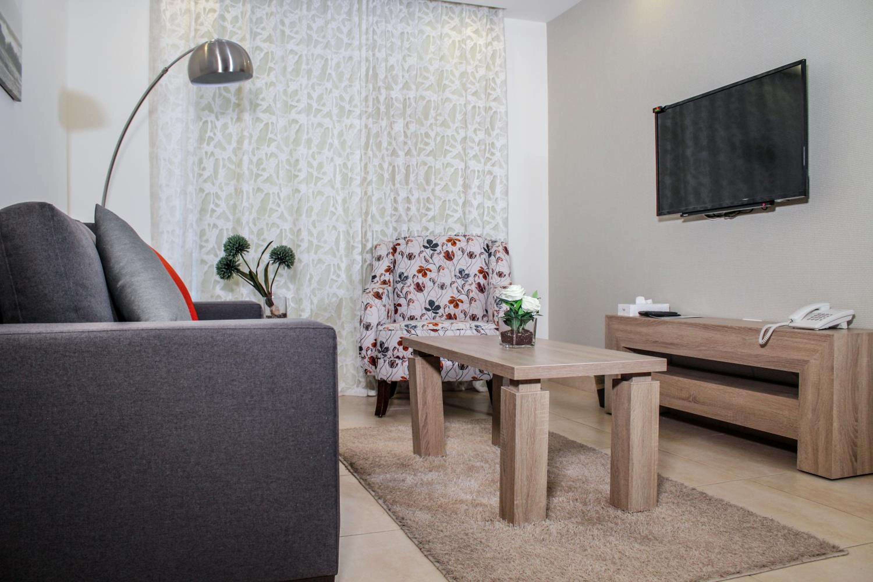 One-Bedroom Apartment - Photo 6