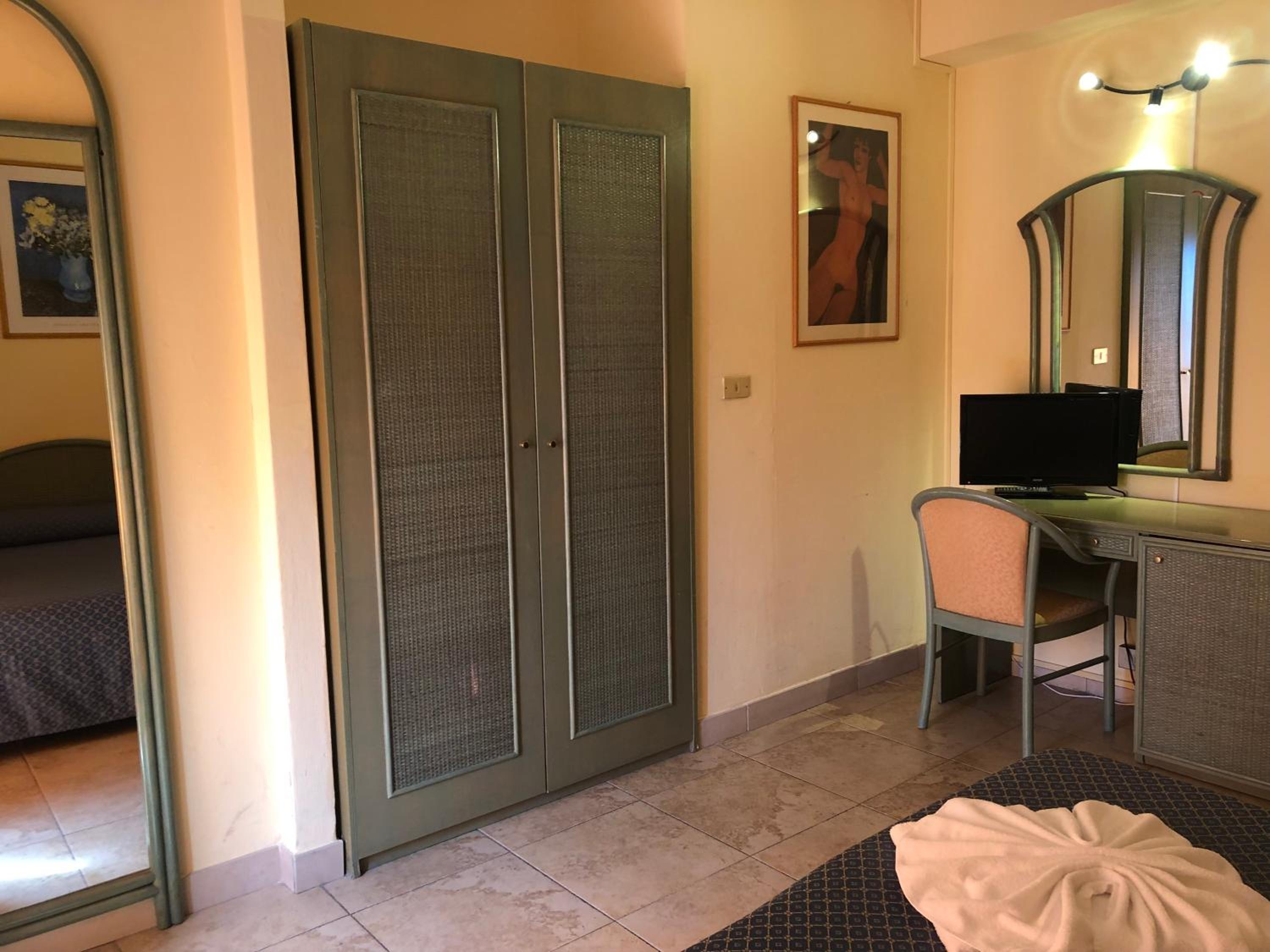 Double or Twin Room with Balcony - Photo 3