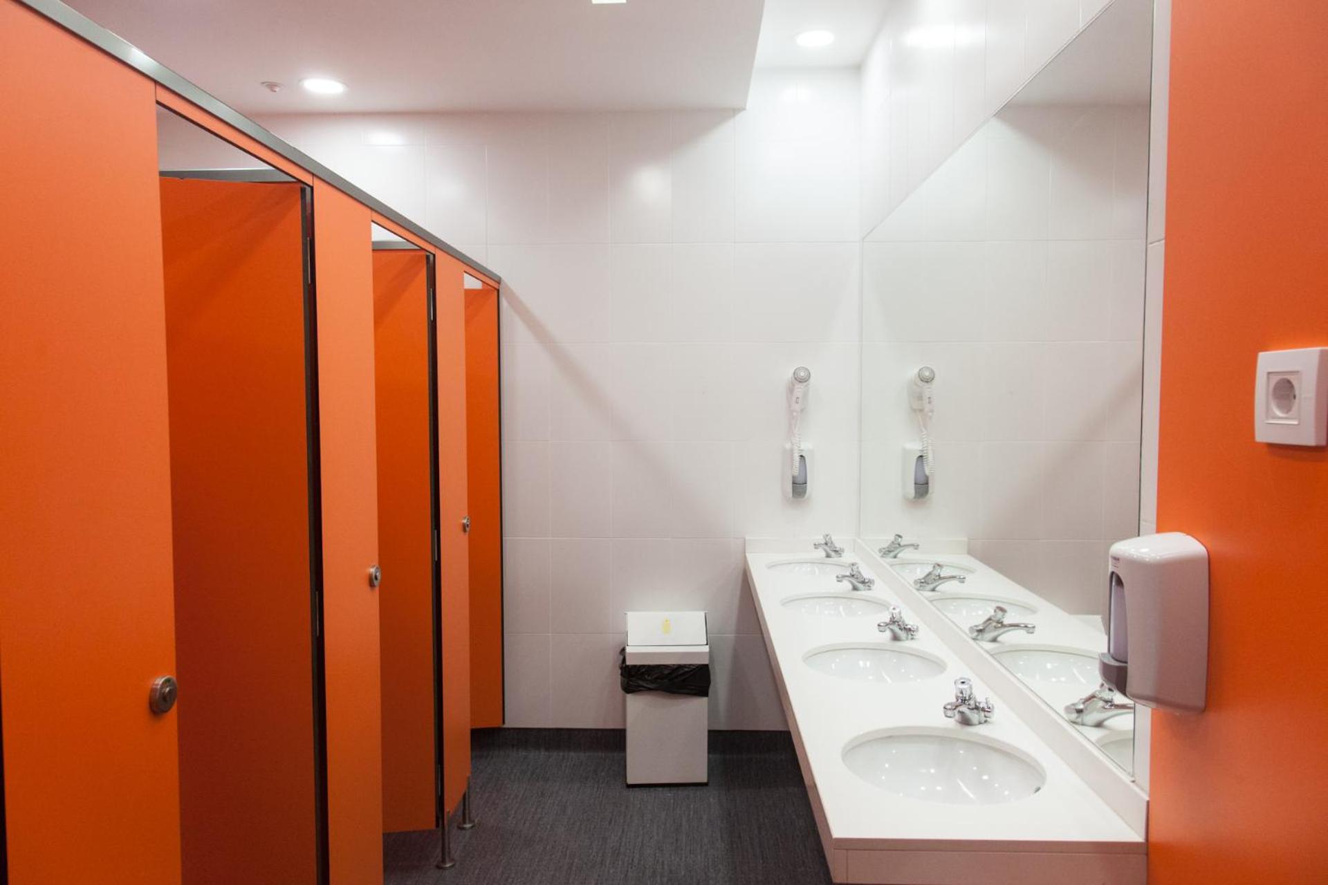 Private 6-Bed Dormitory Room with Shared Bathroom photo 2