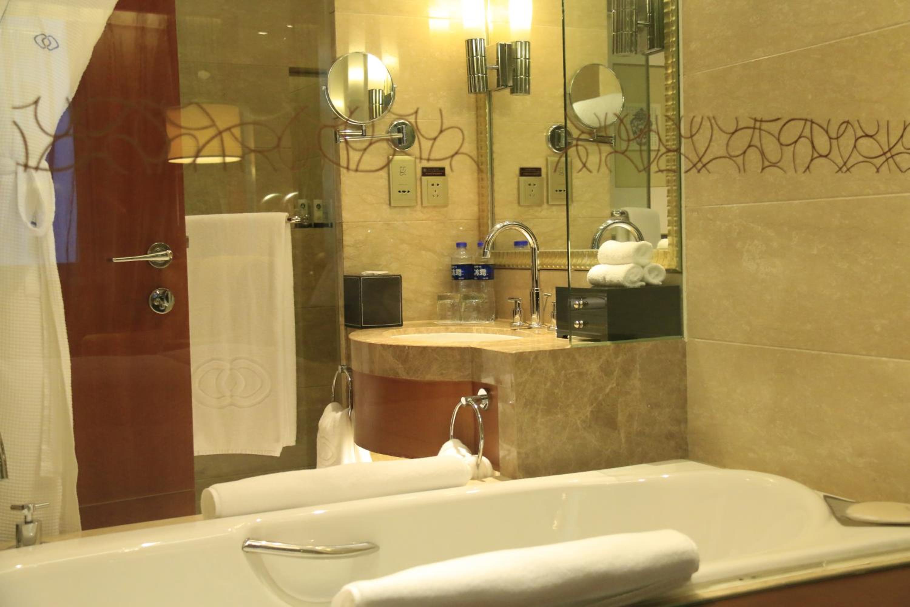 Luxury Room with King Bed - Photo 2
