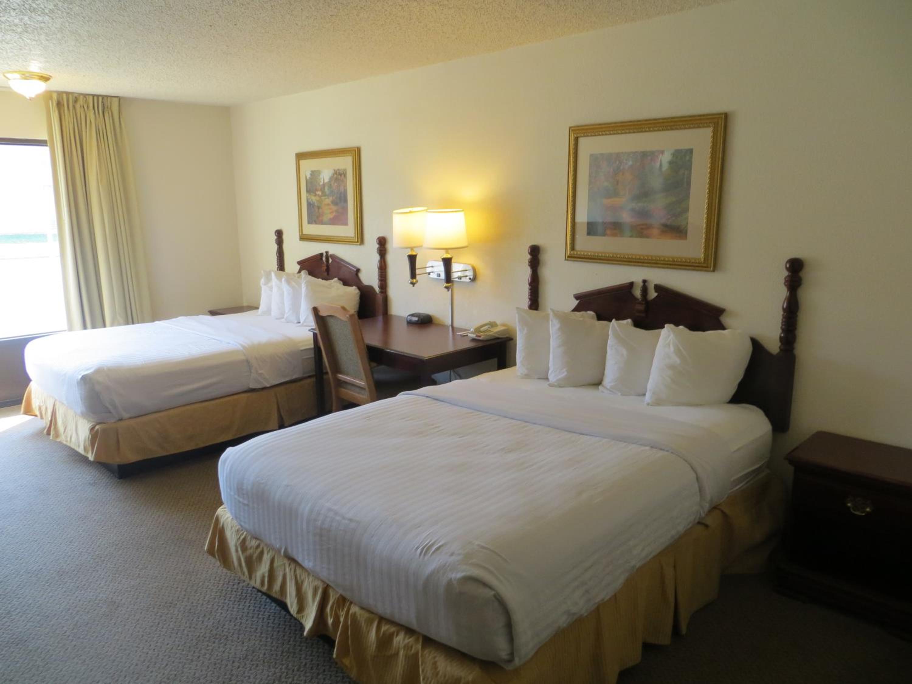 Queen Room with Two Queen Beds - Non-Smoking - Photo 2