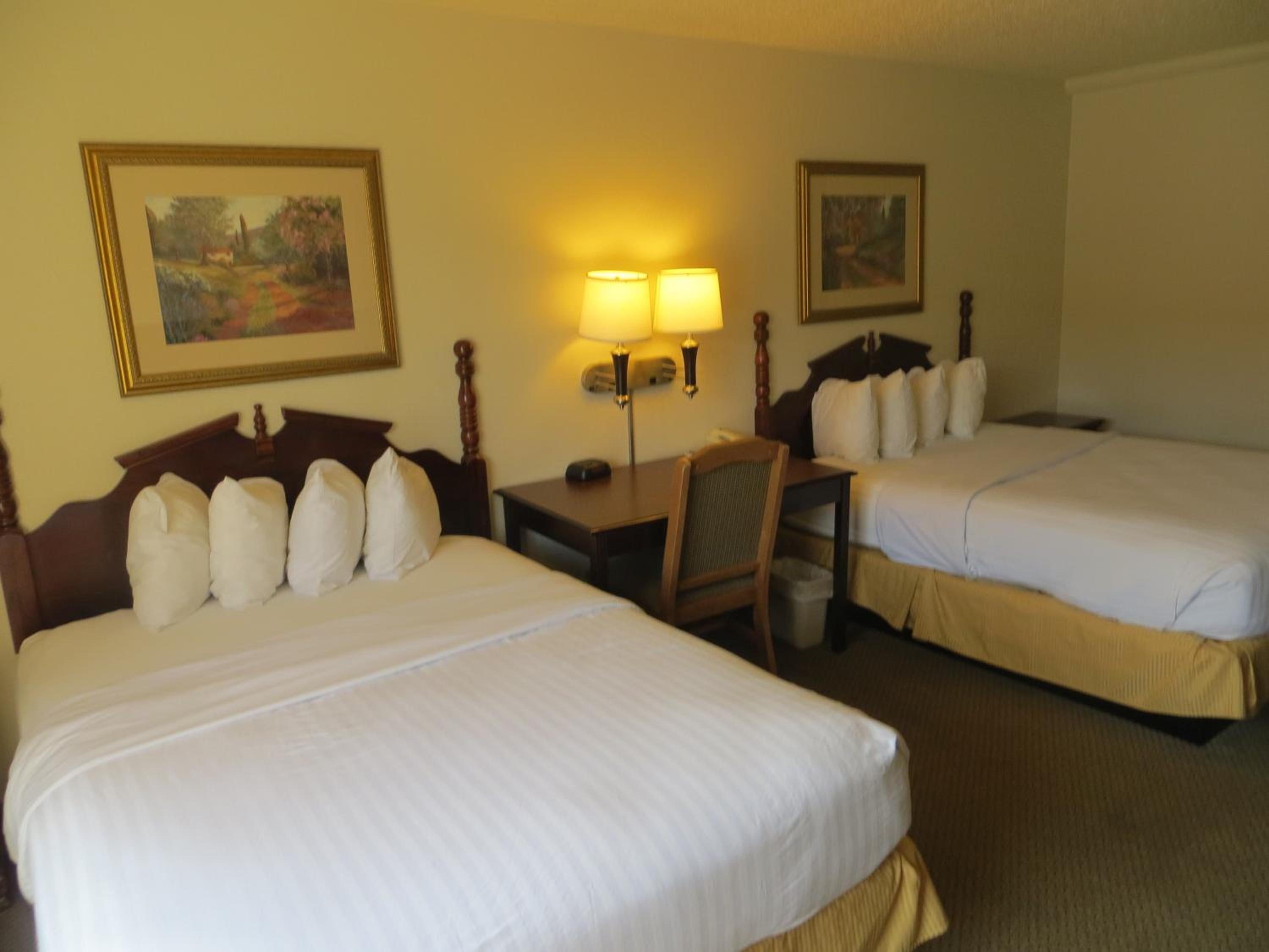 Queen Room with Two Queen Beds - Non-Smoking - Photo 3