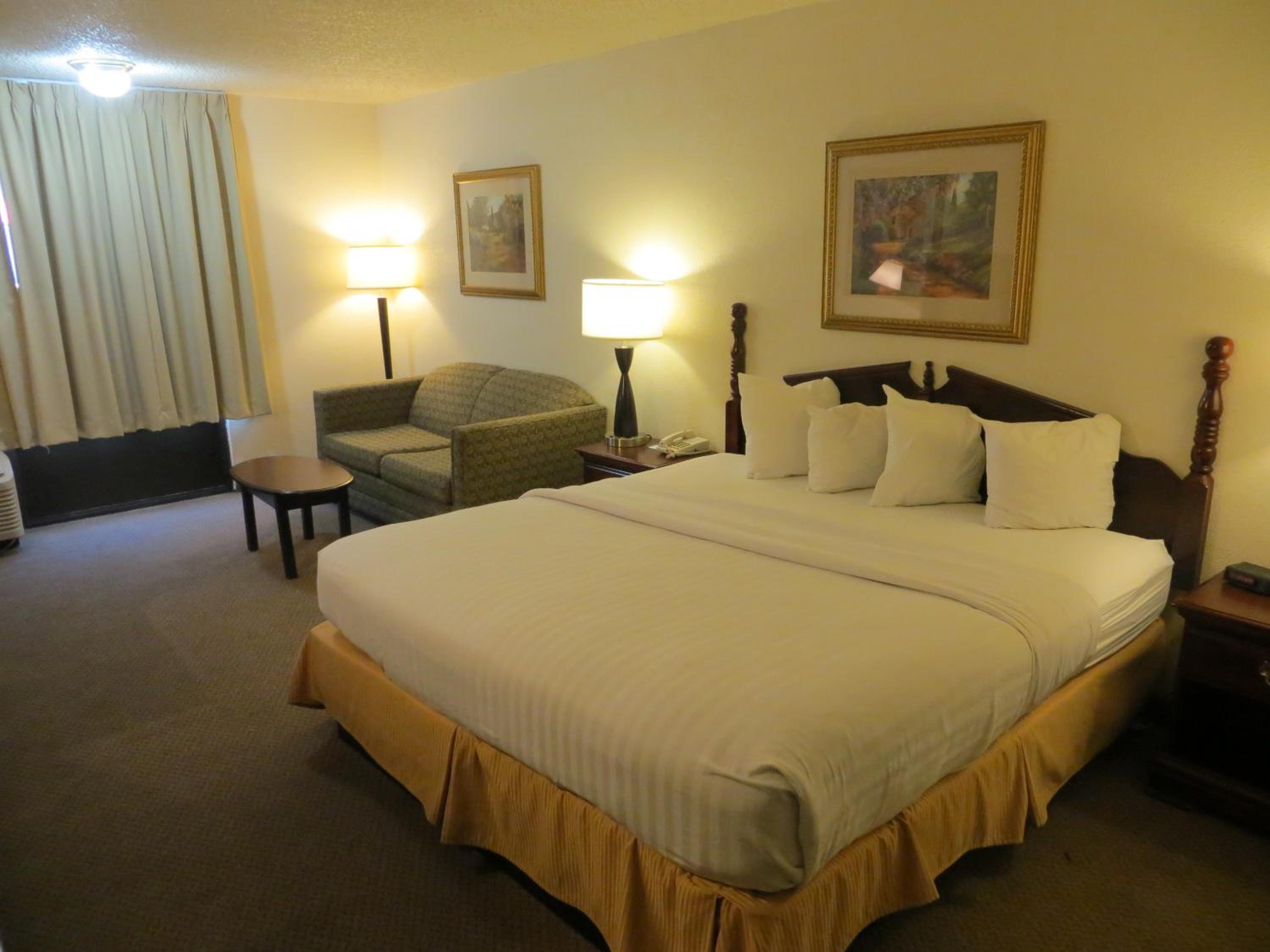 King Room with Sofa Bed - Smoking - Photo 4