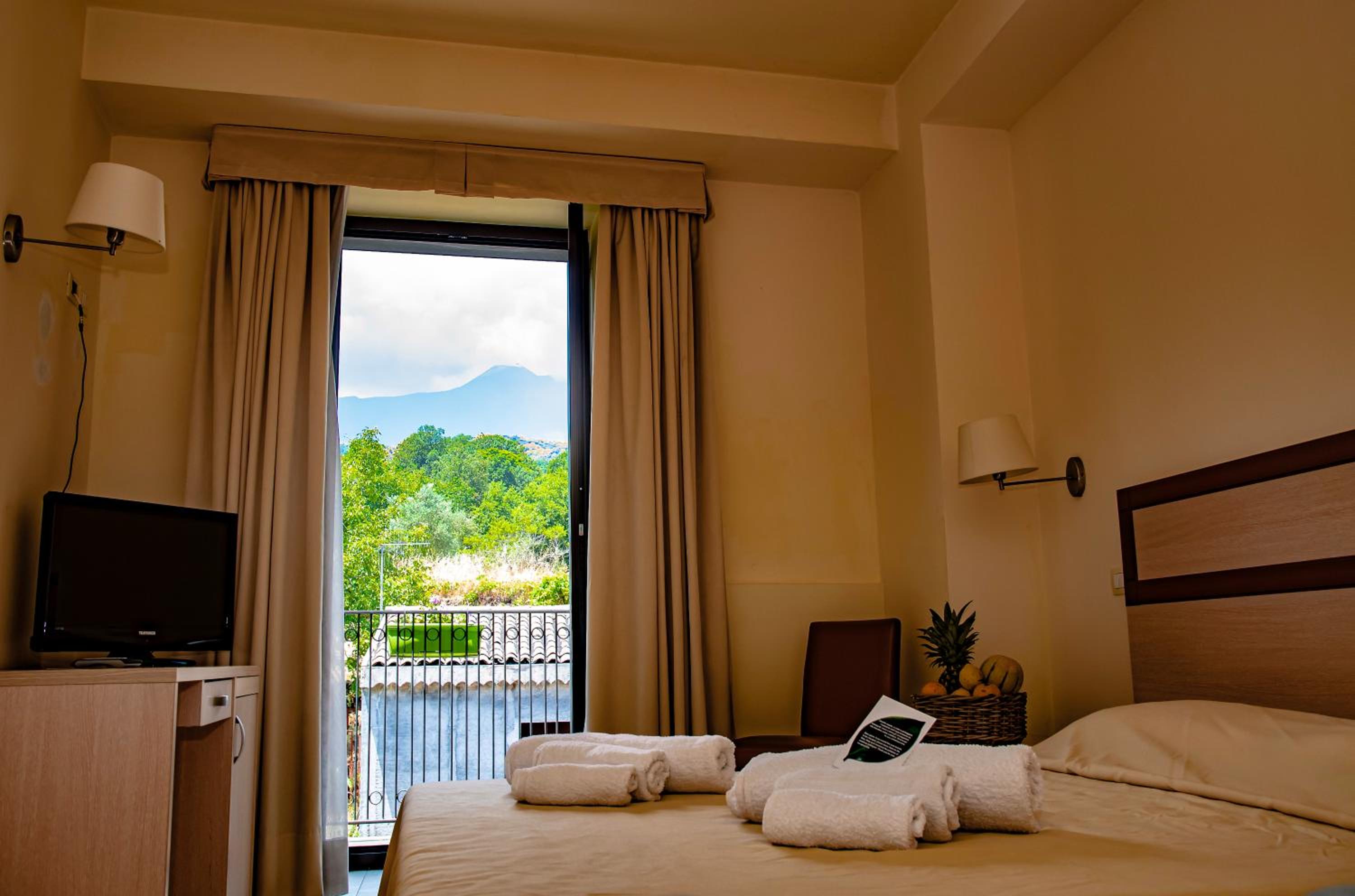 Double Room with Mountain View - Photo 3