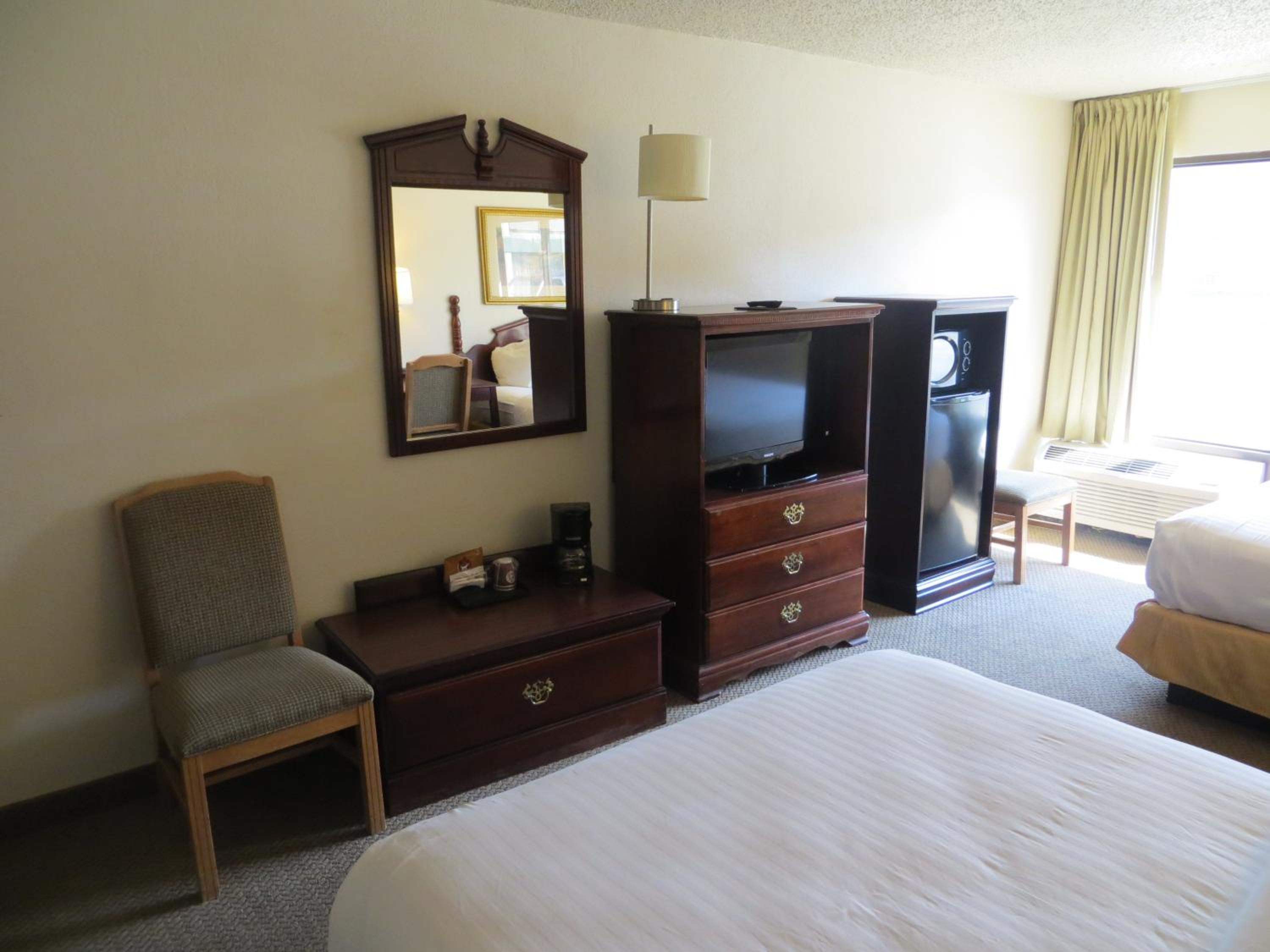 Queen Room with Two Queen Beds - Non-Smoking - Photo 6