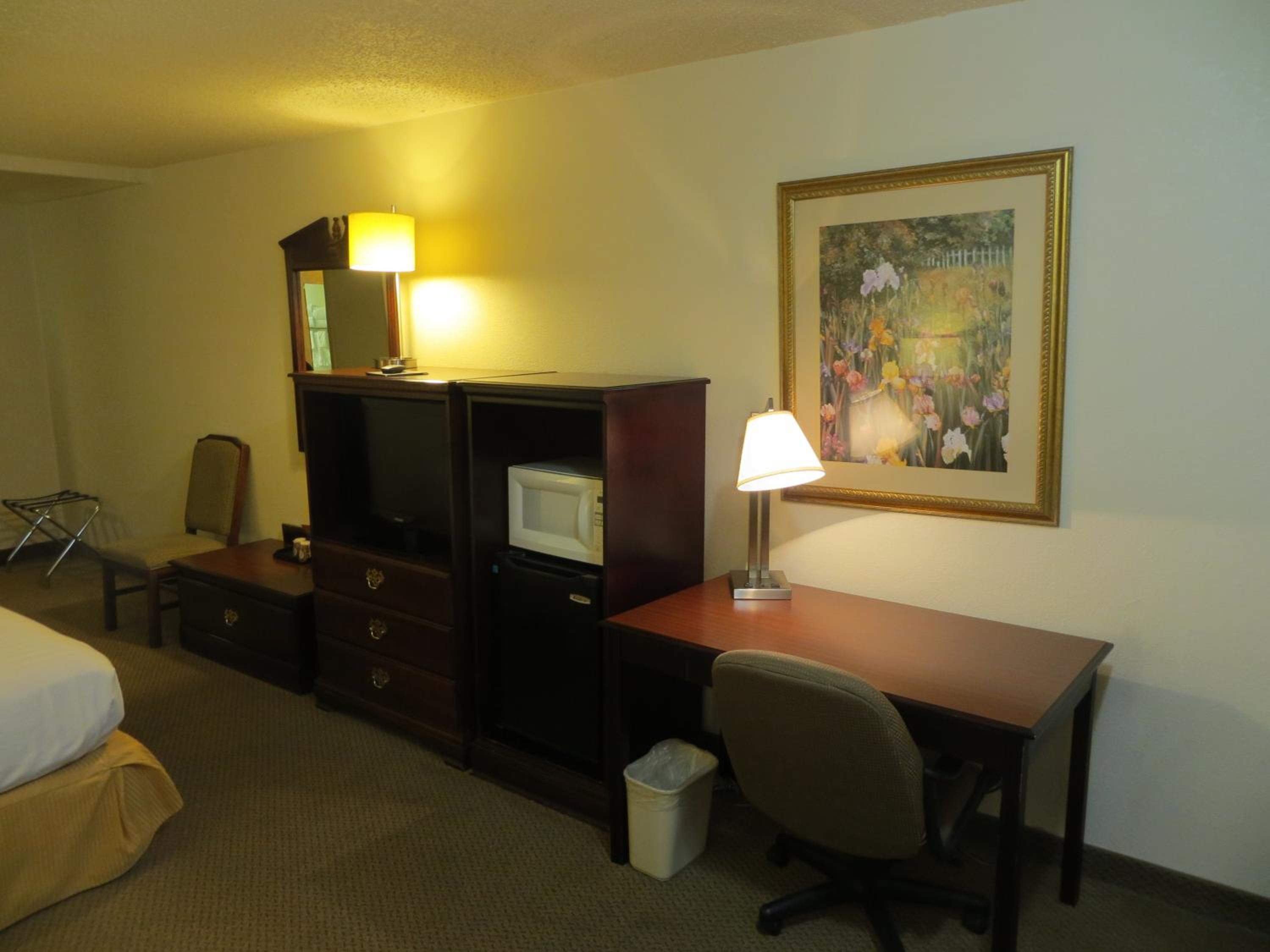 Queen Room with Two Queen Beds - Non-Smoking - Photo 8