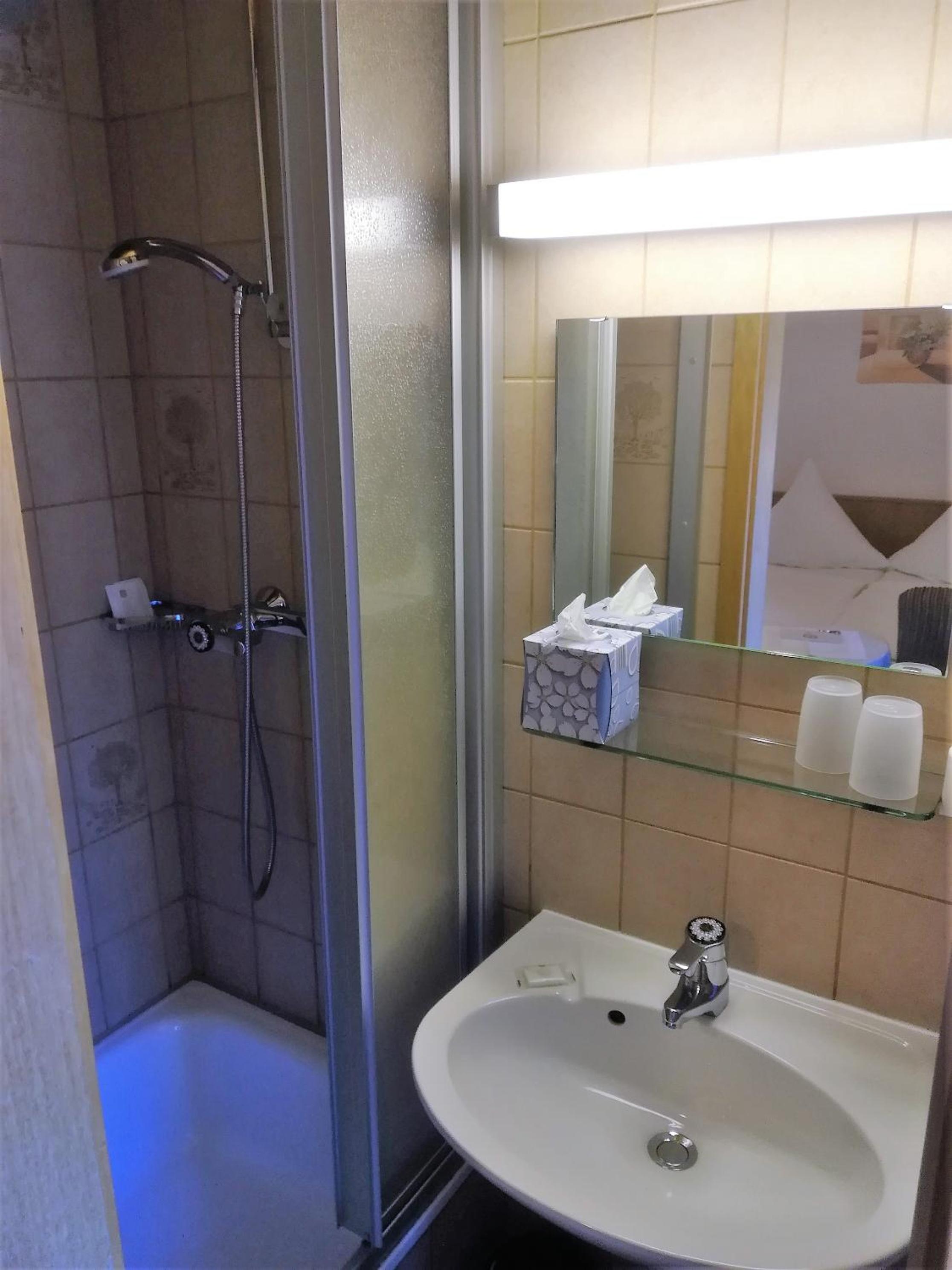 Small Double Room - Photo 6