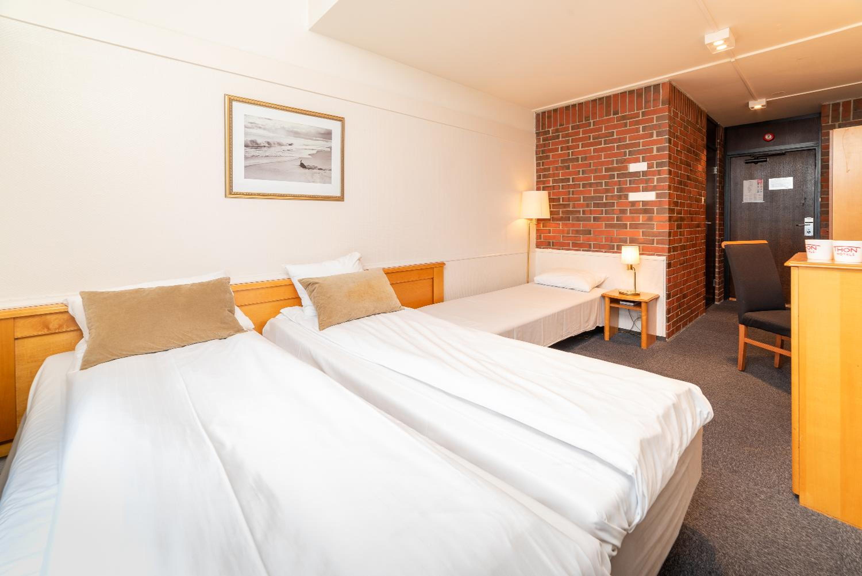 Standard Twin Room - Photo 3