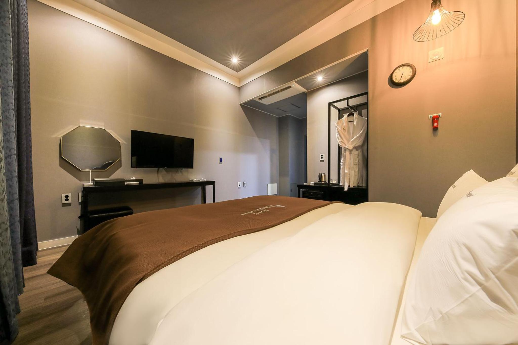 Superior Double Room with Sea View - Photo 3
