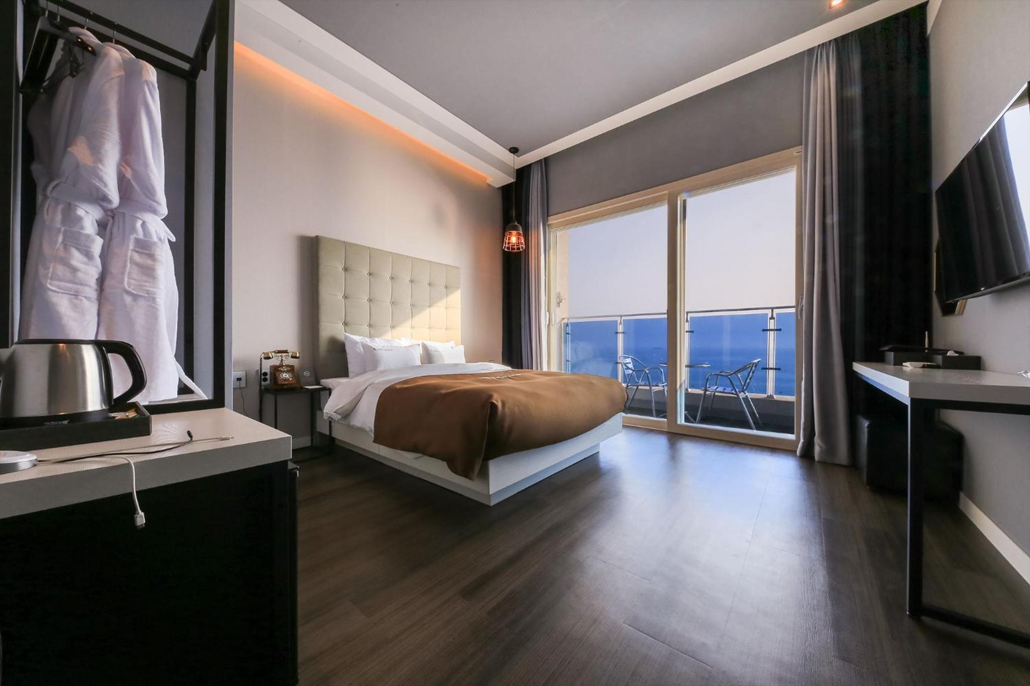 Superior Double Room with Sea View - Photo 8
