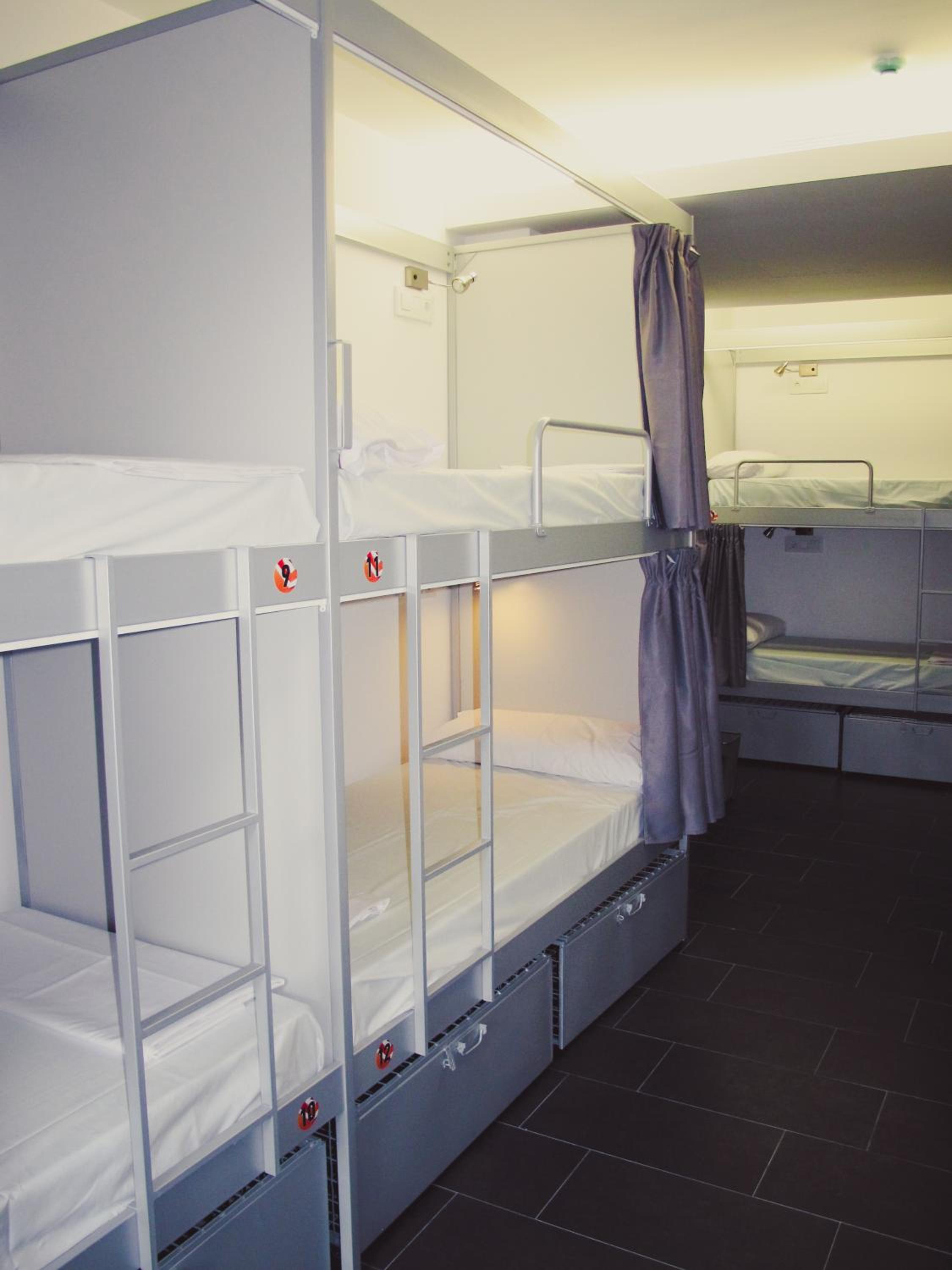 Bed in 12-Bed Female Dormitory Room photo 3