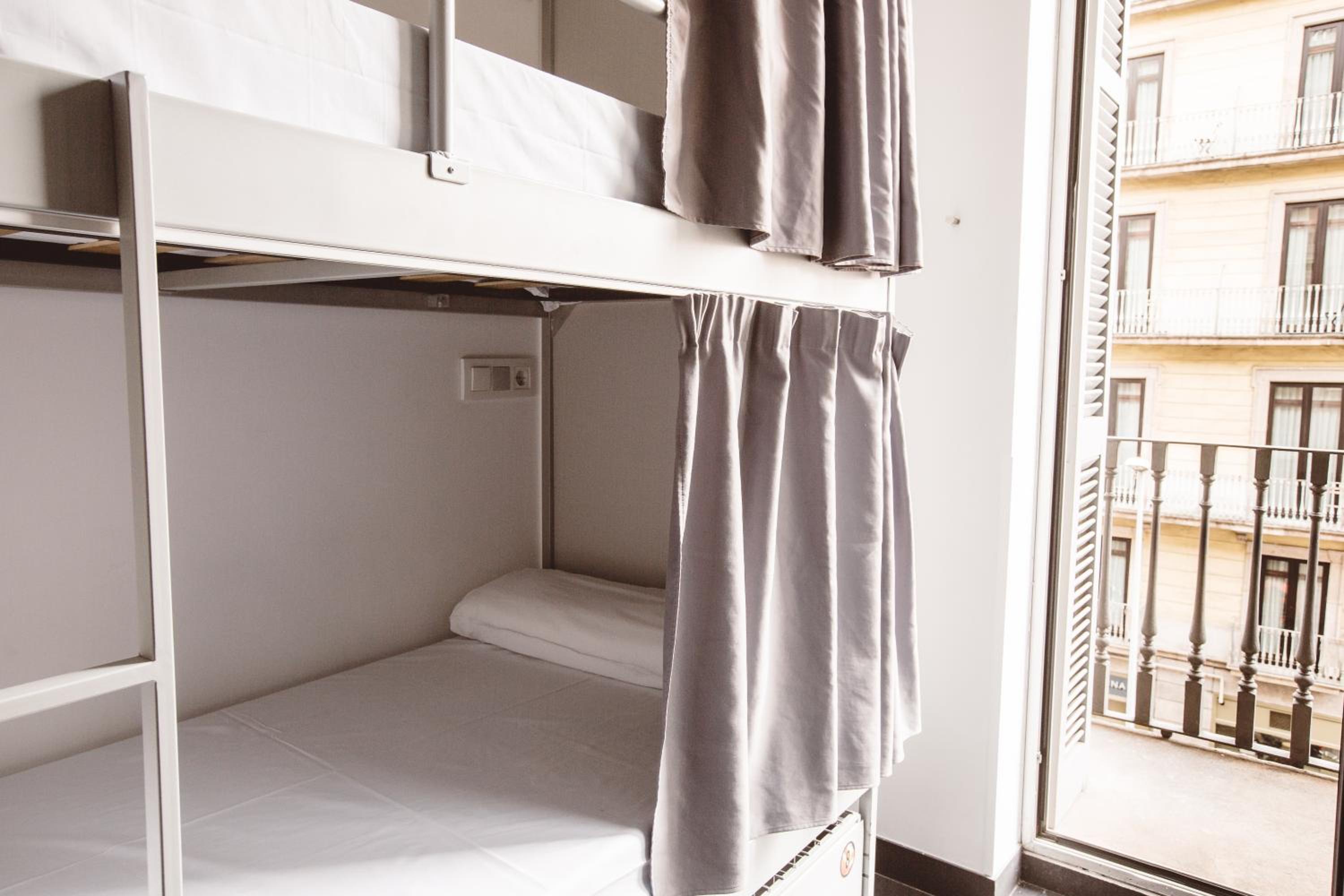 Habitación privada en dormitorio compartido de 8 camas con baño compartido.