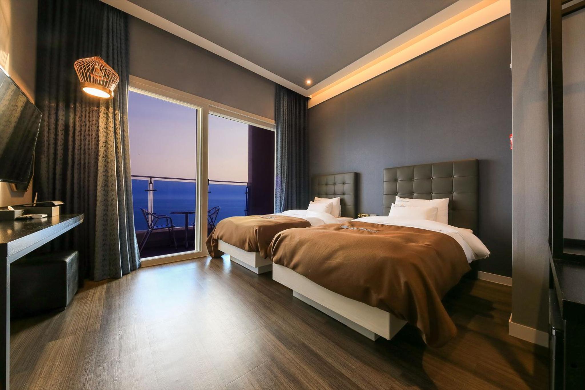 Superior Twin Room with Sea View - Photo 4