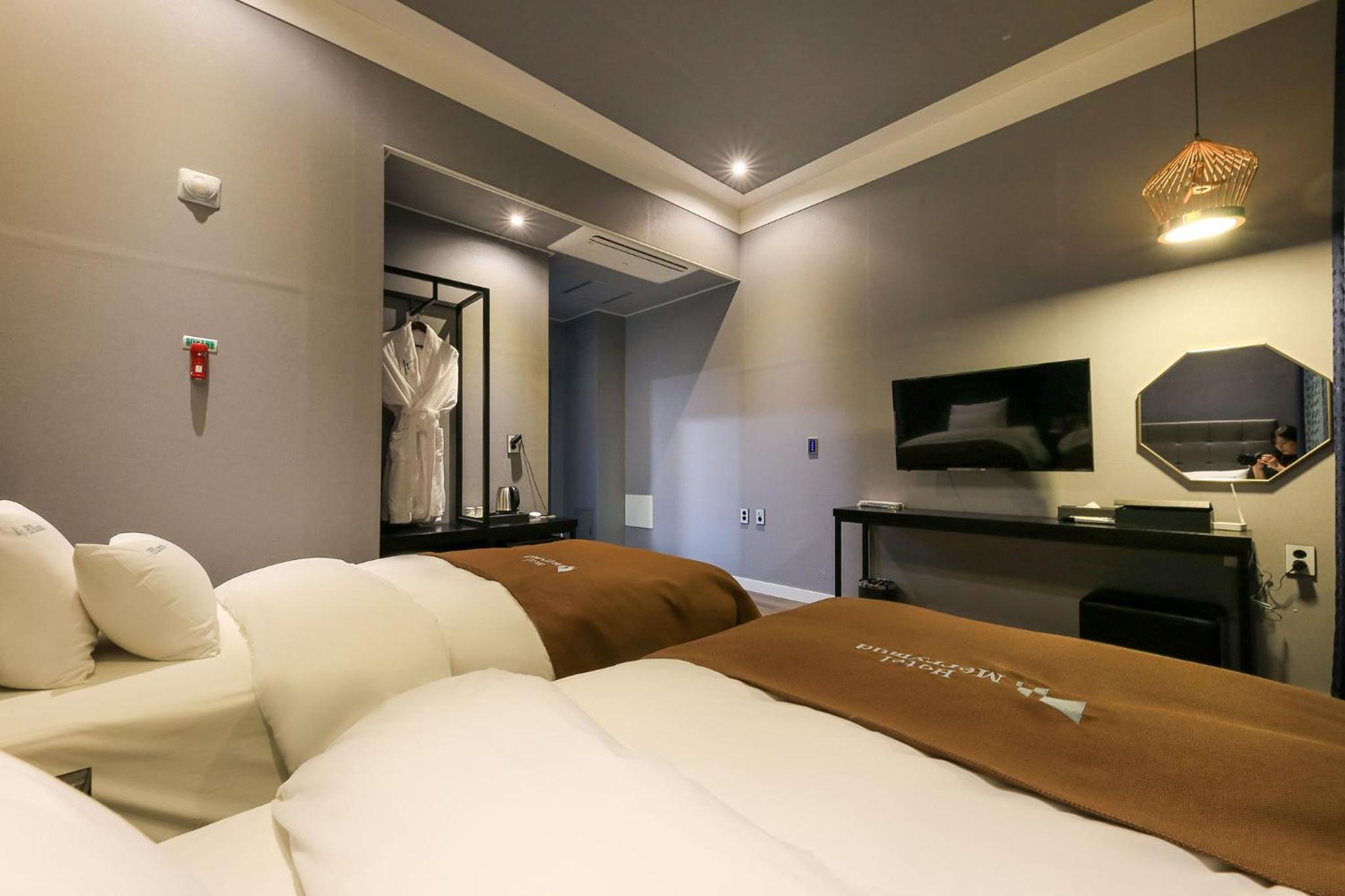Superior Twin Room with Sea View - Photo 6