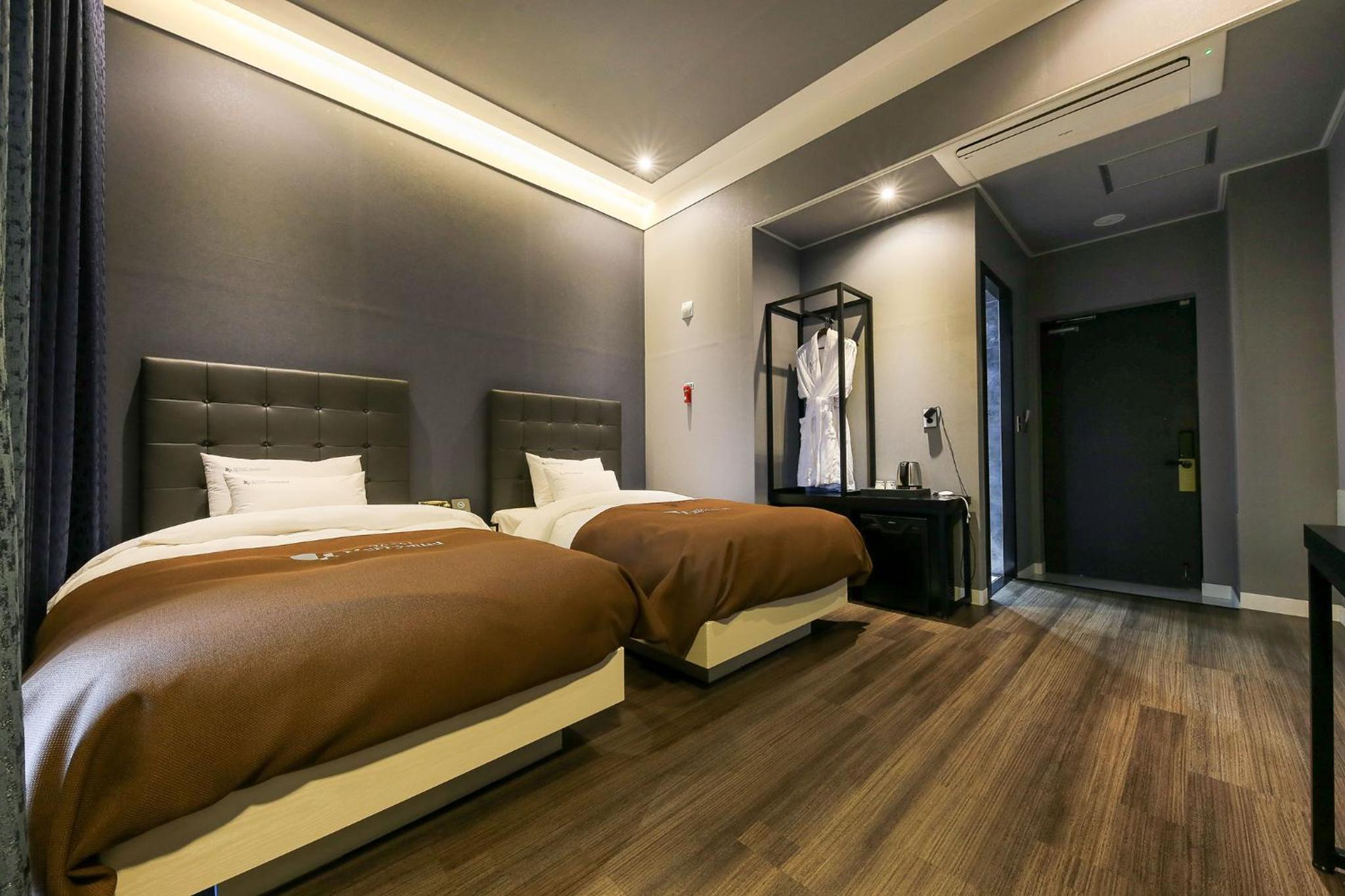 Superior Twin Room with Sea View - Photo 7